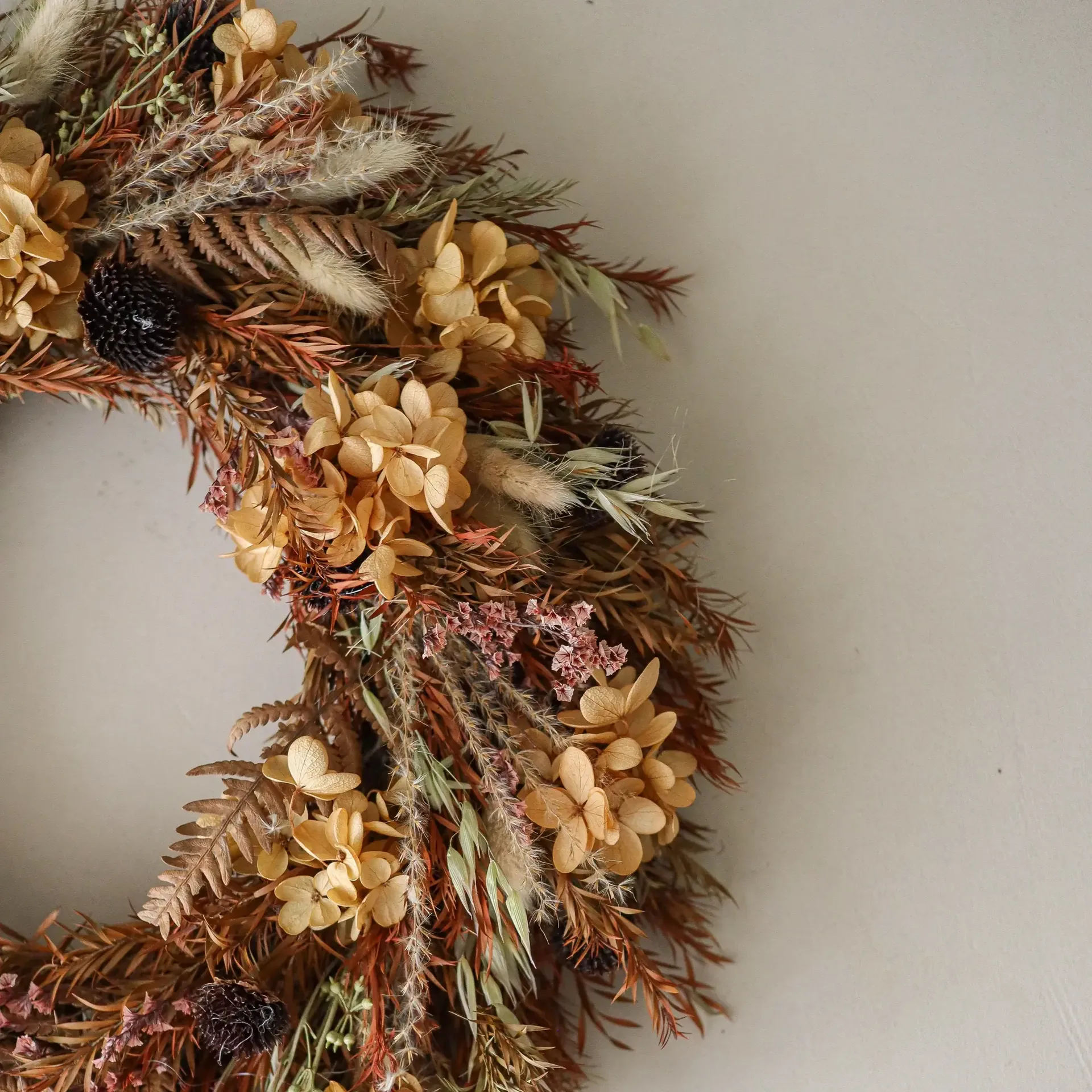 Golden Meadow Wreath blomsterkrans, Hortensia-tørket gress-bregne-hareører, Ø40 cm Botané