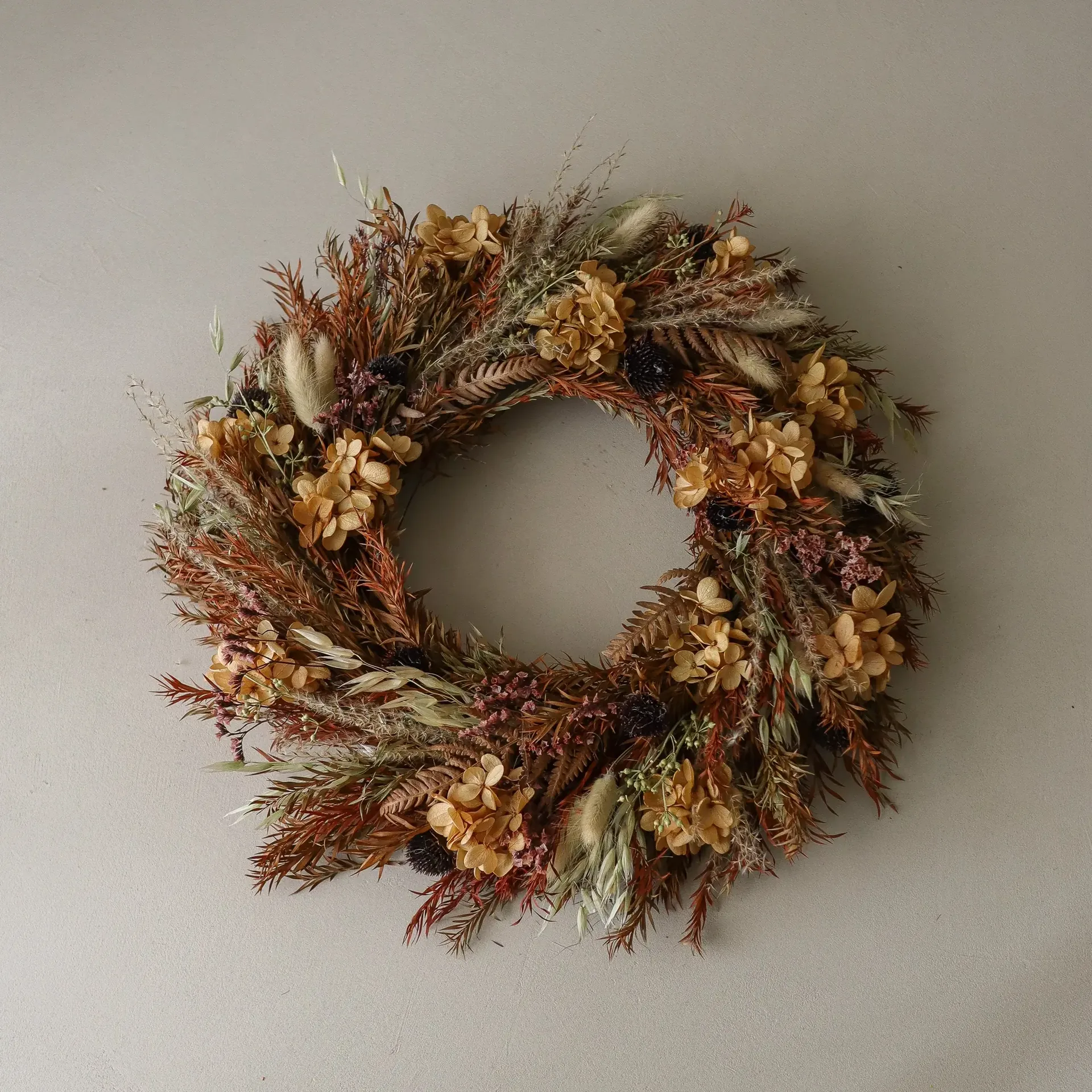 Golden Meadow Wreath blomsterkrans, Hortensia-tørket gress-bregne-hareører, Ø40 cm Botané
