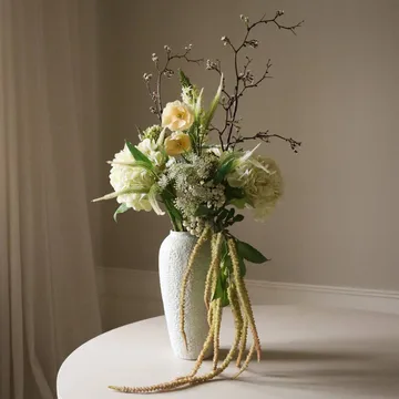 Ivory Cascade kunstig bukett - Snøbærkvist-kirsebærkvist-valmue-hortensia 13 stk - Botané