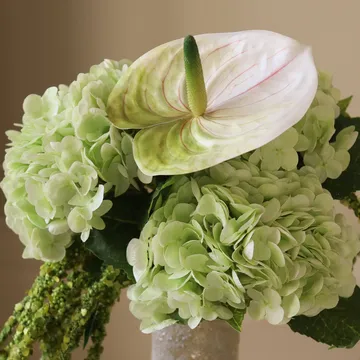 Kunstig blomsterbukett Dewdrop Symphony - Hortensia-lysegrønn anthurium-amarant 6 stk - Botané