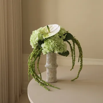 Kunstig blomsterbukett Dewdrop Symphony - Hortensia-lysegrønn anthurium-amarant 6 stk - Botané