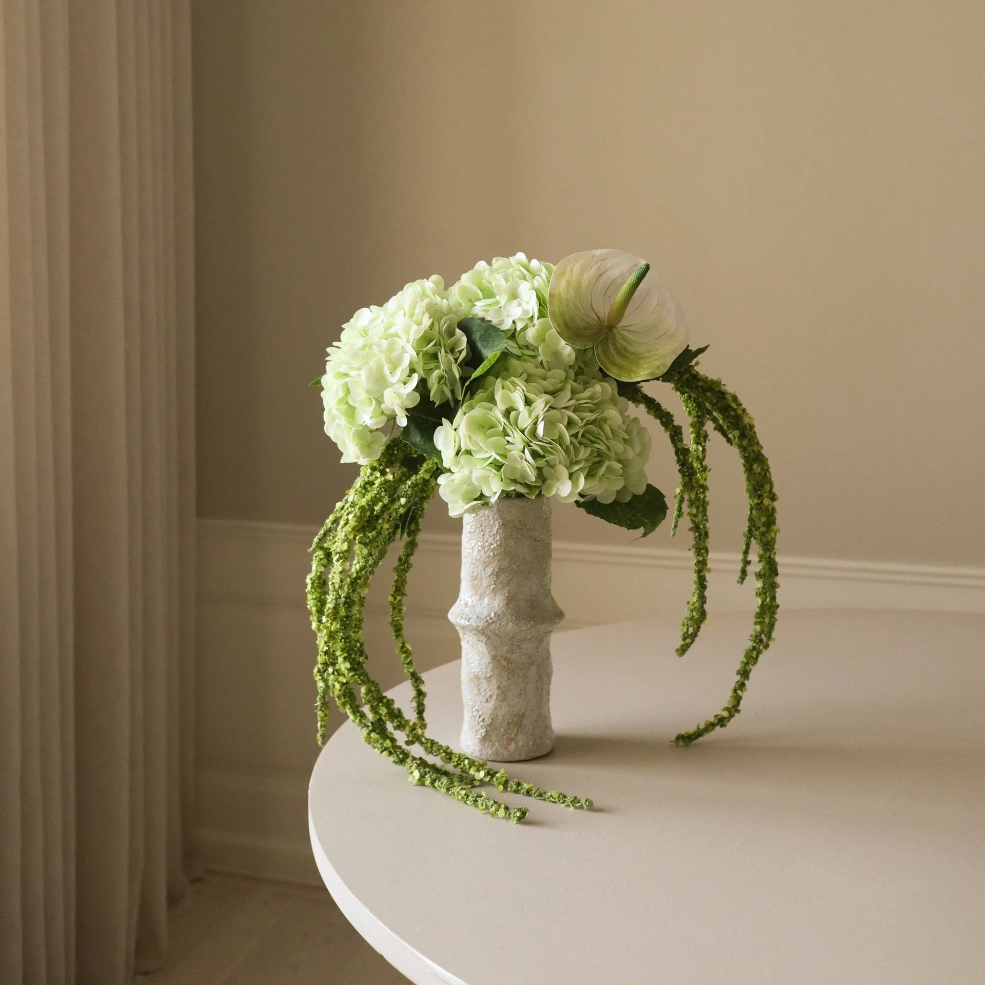 Kunstig blomsterbukett Dewdrop Symphony, Hortensia-lysegrønn anthurium-amarant 6 stk Botané