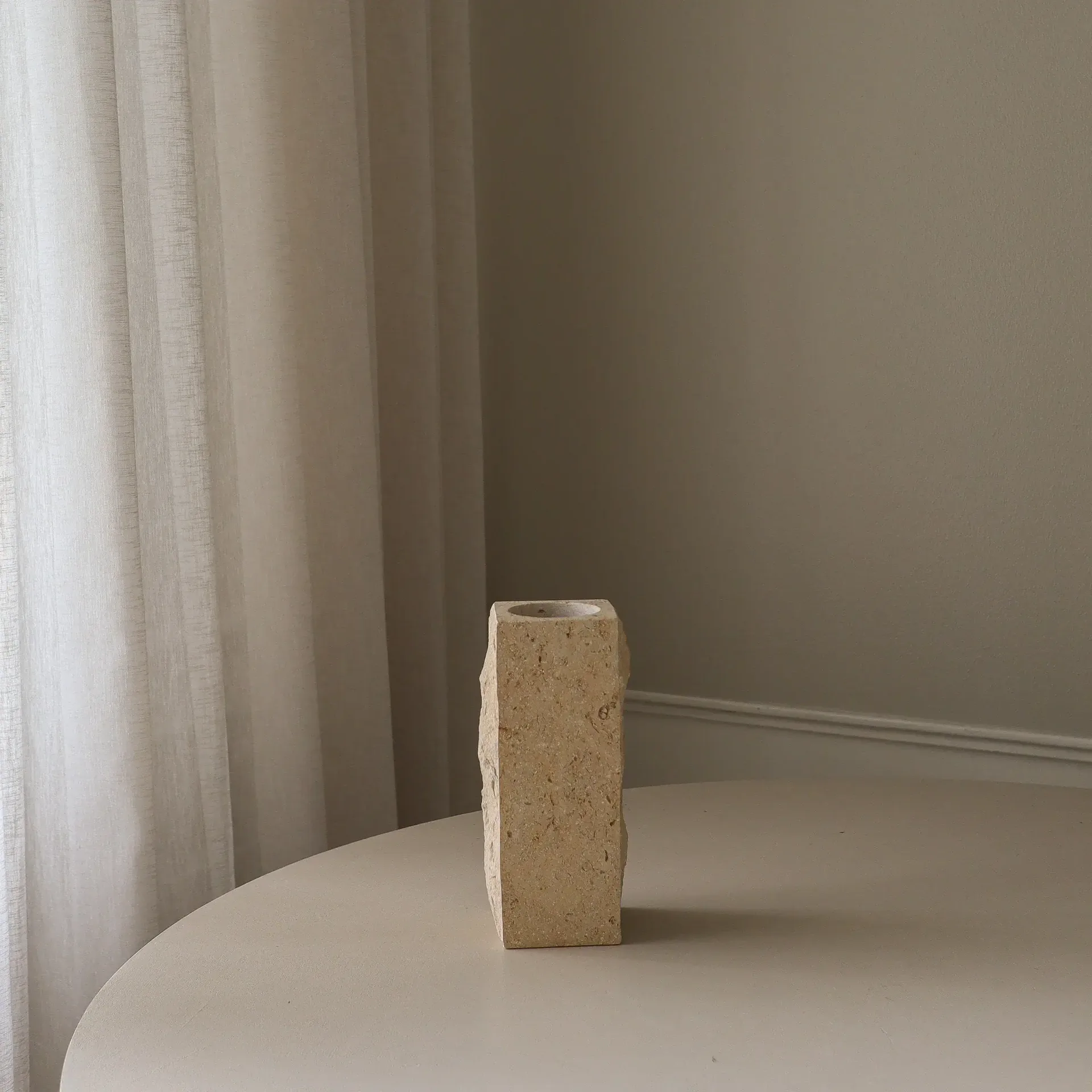Limestone Edge marmorvase, Liten, 25 cm Botané