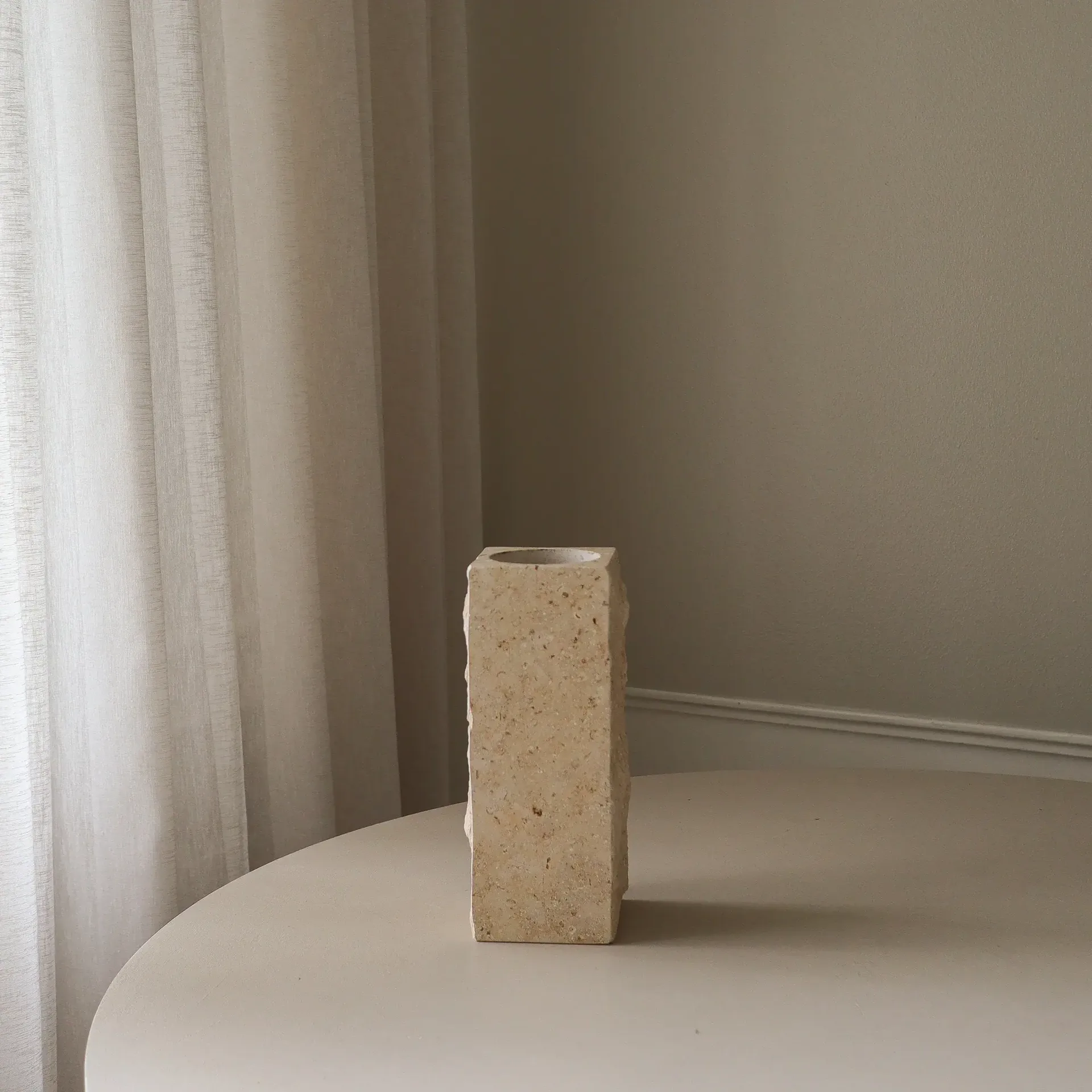 Limestone Edge marmorvase, Medium, 30 cm Botané