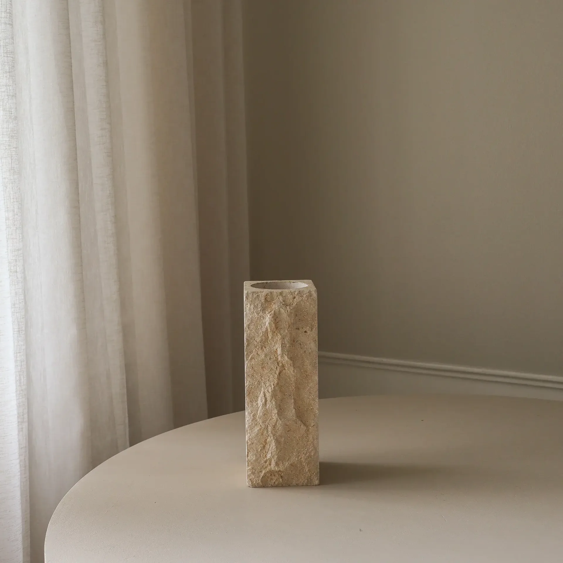 Limestone Edge marmorvase, Medium, 30 cm Botané