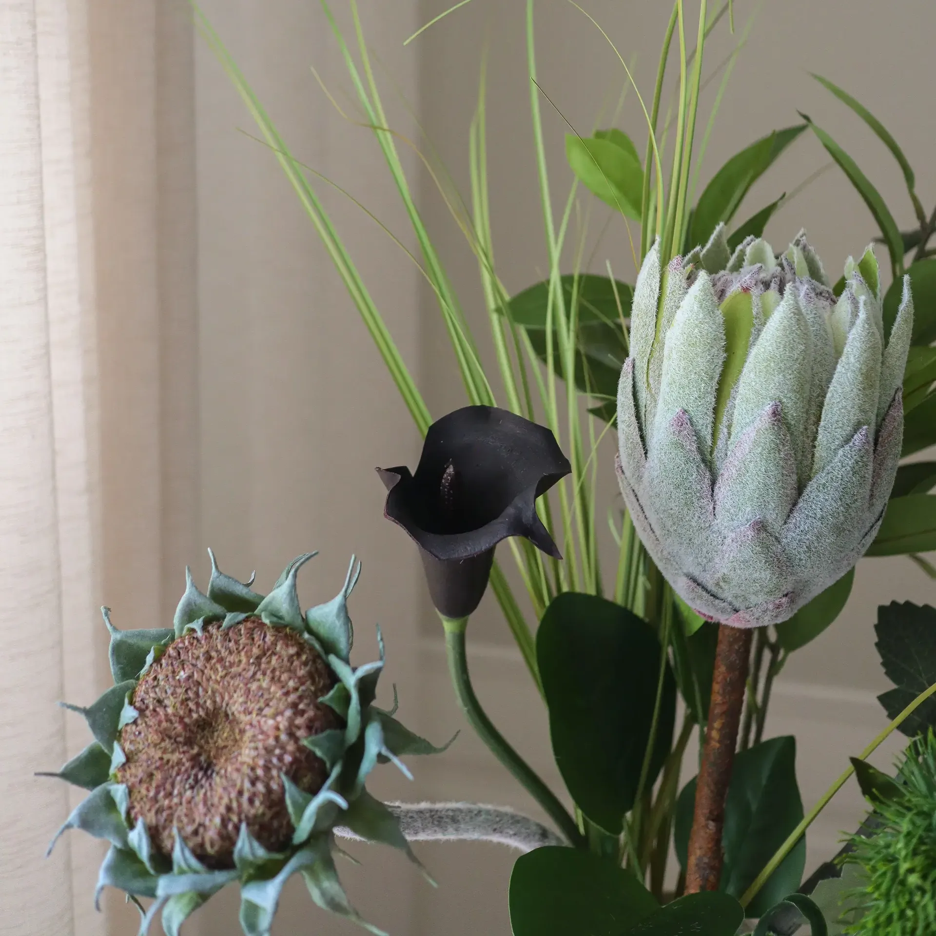 Midnight Wilderness kunstig bukett, Kongeprotea-krysantemum-kalla-nellik, 78 cm, 7 stk Botané