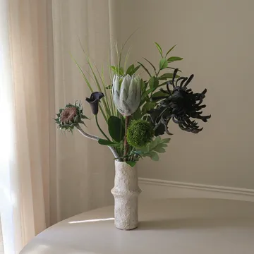 Midnight Wilderness kunstig bukett - Kongeprotea-krysantemum-kalla-nellik, 78 cm, 7 stk - Botané