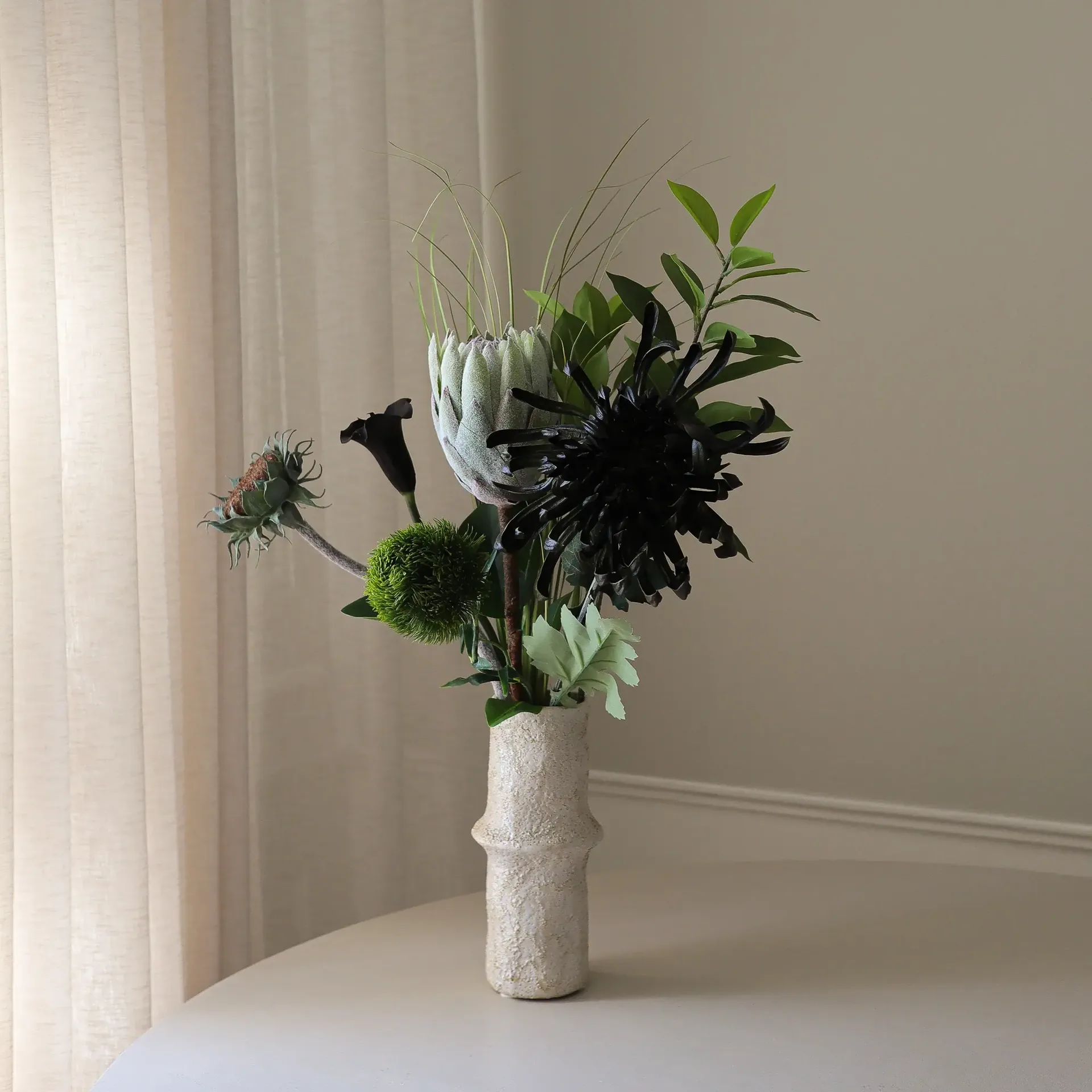 Midnight Wilderness kunstig bukett, Kongeprotea-krysantemum-kalla-nellik, 78 cm, 7 stk Botané