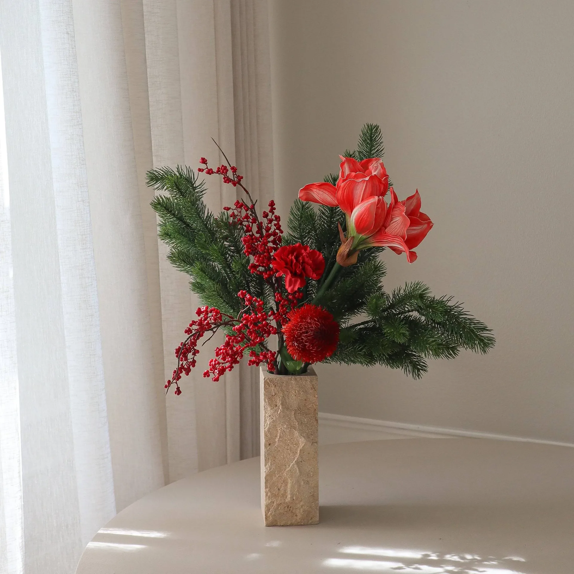 Red spritz kunstig bukett, Amaryllis, nellik, bærkvister, granbar, 72 cm Botané