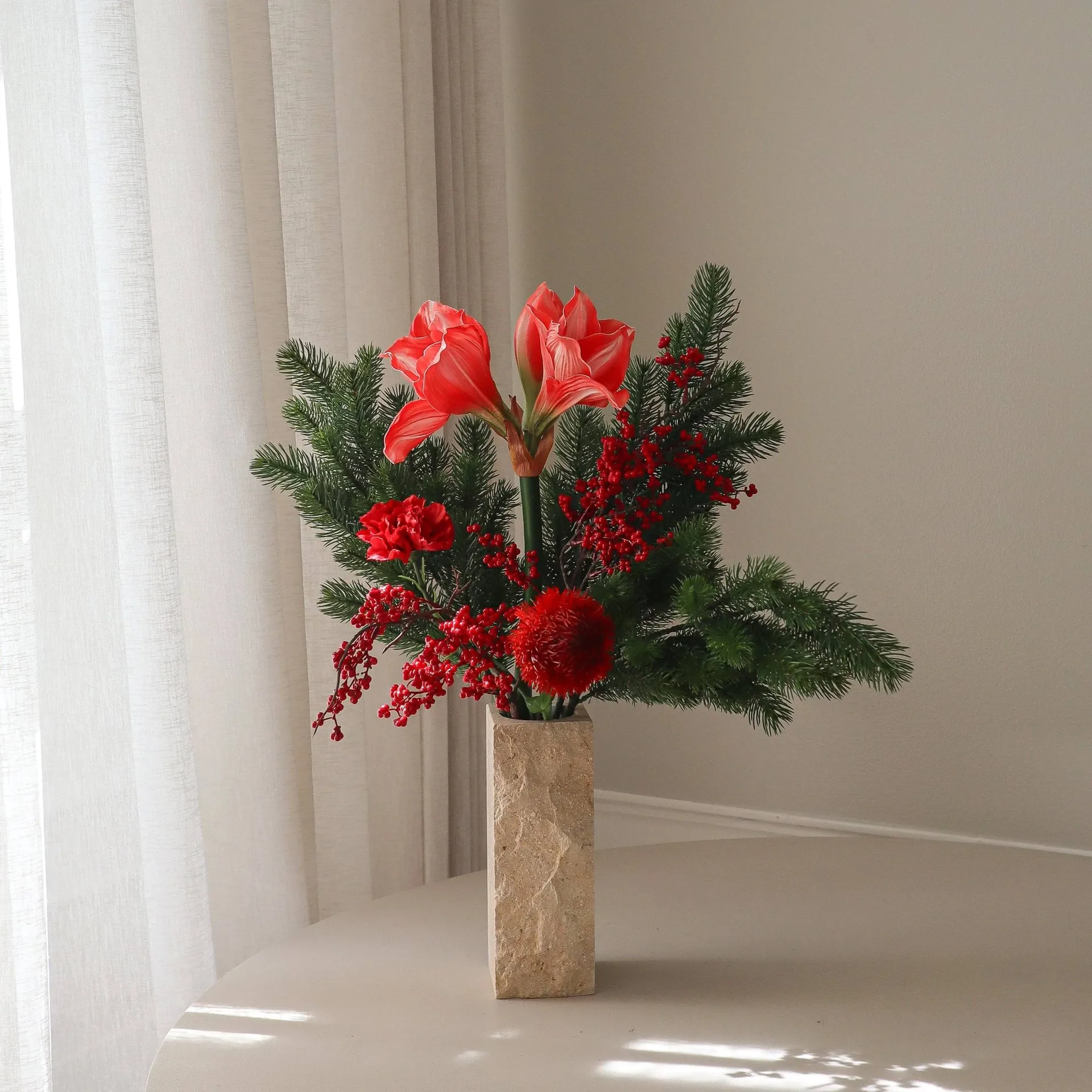 Red spritz kunstig bukett, Amaryllis, nellik, bærkvister, granbar, 72 cm Botané