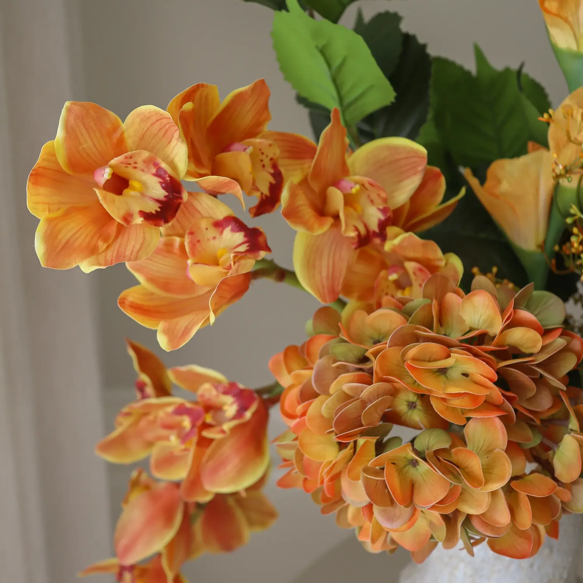 The Orangery kunstig bukett, Cymbidiumorkidé-gladiolus-hortensia, 85 cm, 10 stk Botané