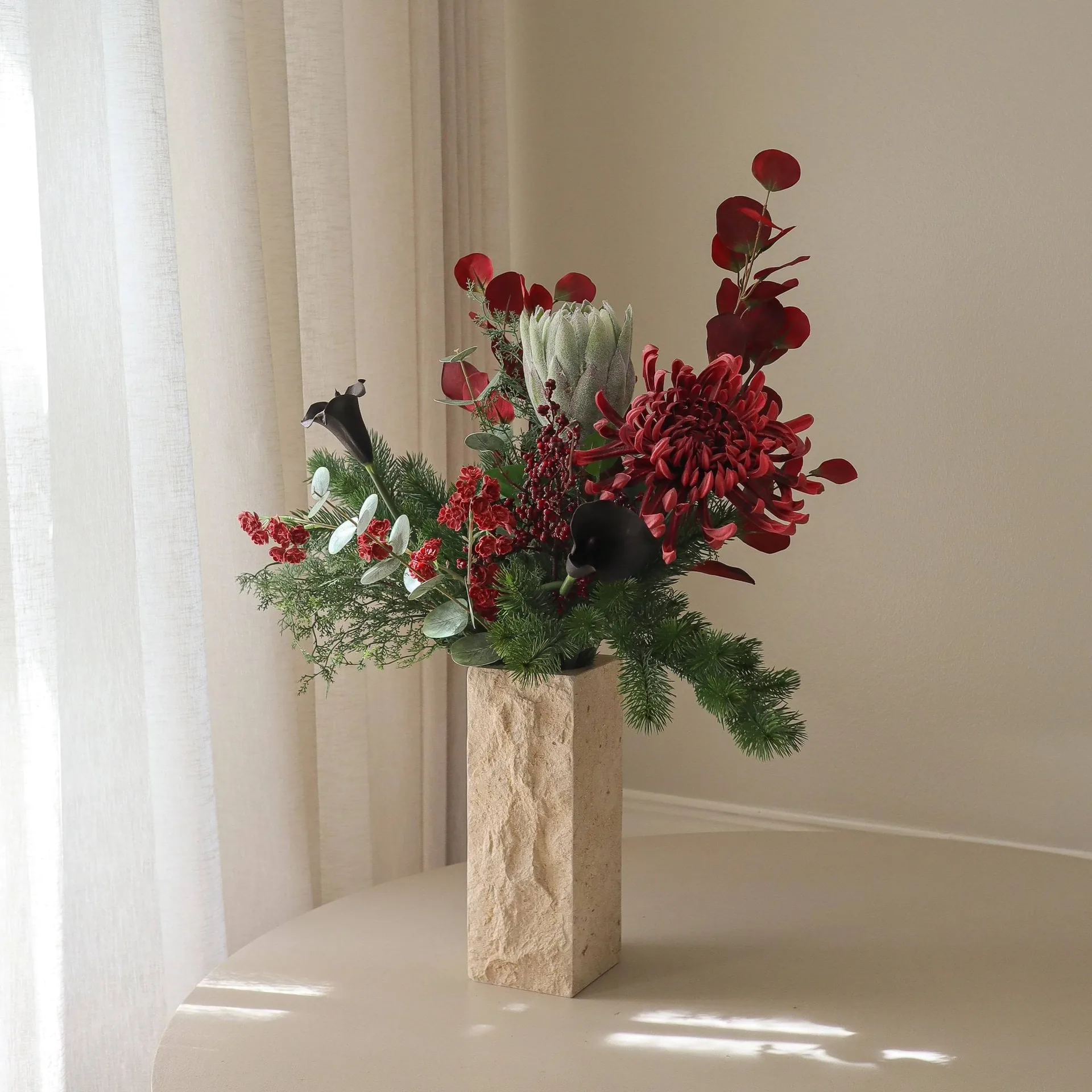 Wild winter kunstig bukett, Protea, edderkoppkrysantemum, kalla, eukalyptus, 84 cm Botané