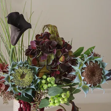 Woodland Nocturne kunstig bukett - Kalla-anthurium-hortensia-høstsolsikke, 112 cm, 14 stk - Botané