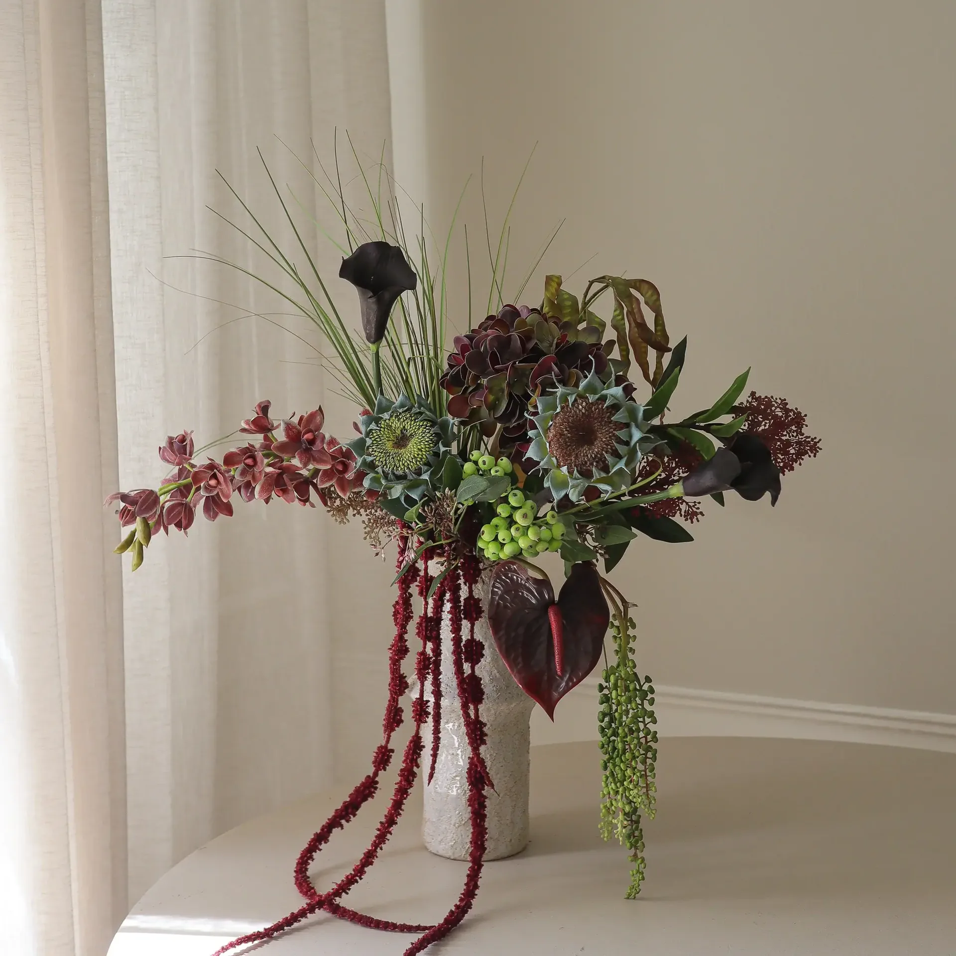Woodland Nocturne kunstig bukett, Kalla-anthurium-hortensia-høstsolsikke, 112 cm, 14 stk Botané