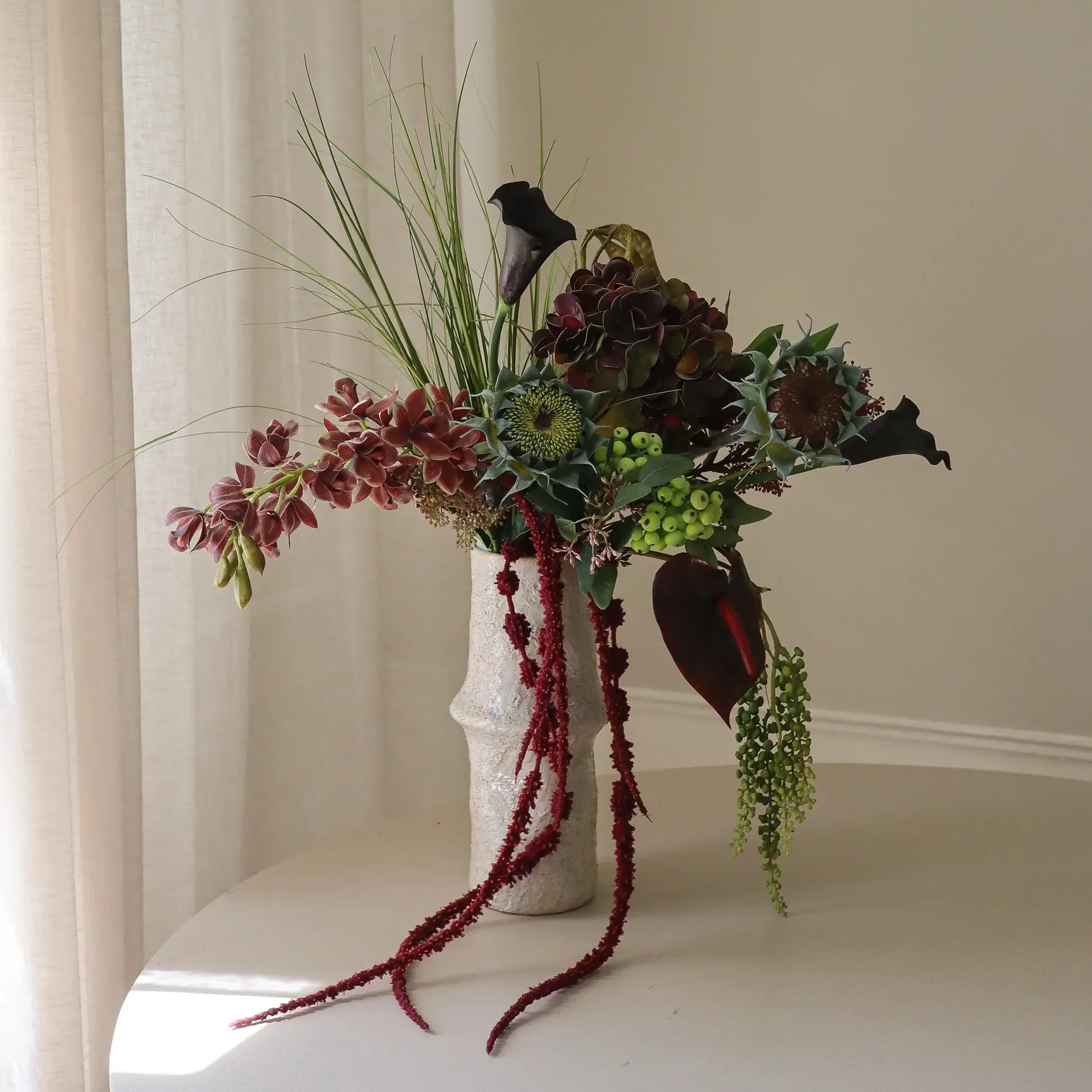 Woodland Nocturne kunstig bukett, Kalla-anthurium-hortensia-høstsolsikke, 112 cm, 14 stk Botané
