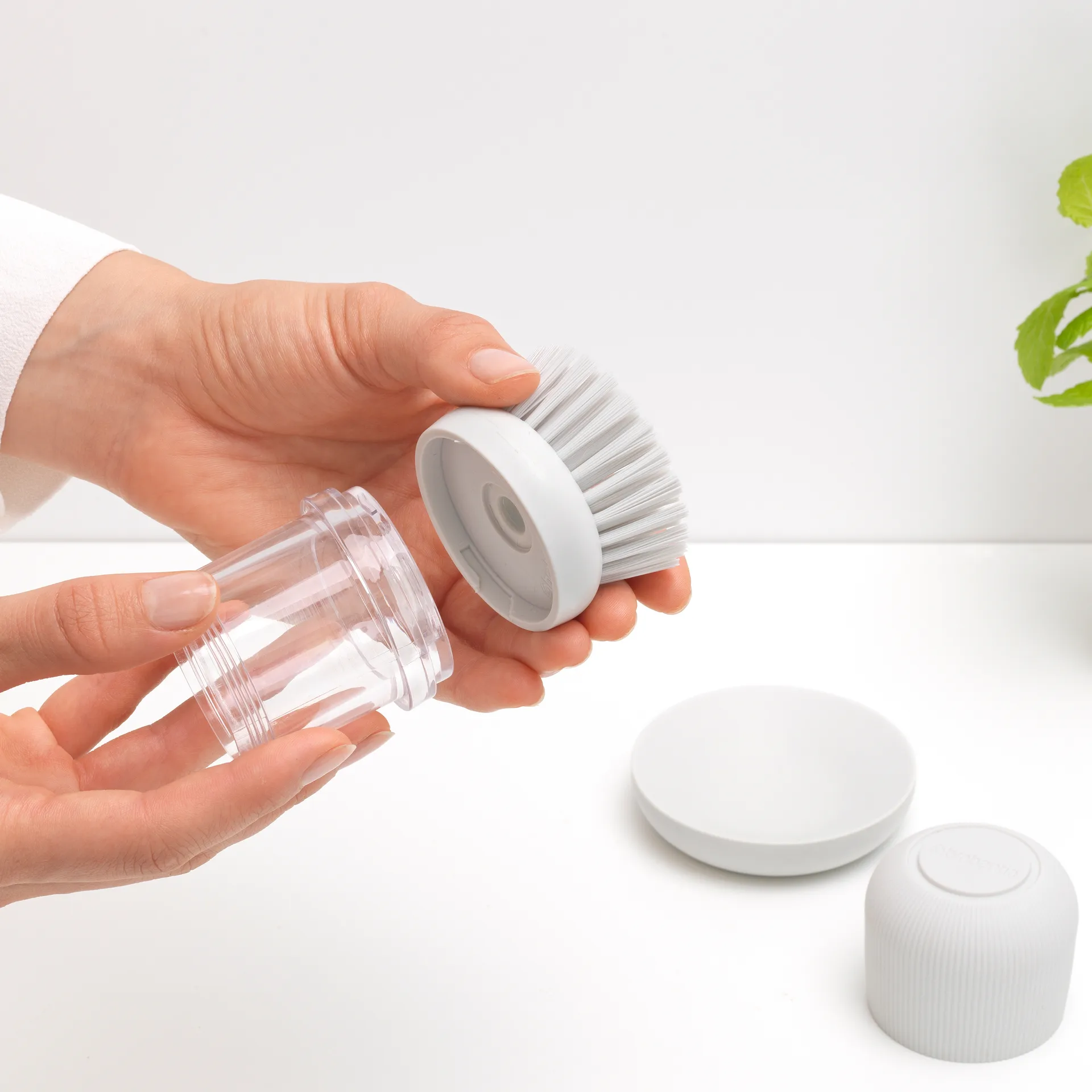 Brabantia oppvaskmiddelbeholder med oppvaskbørste, Lysegrå Brabantia