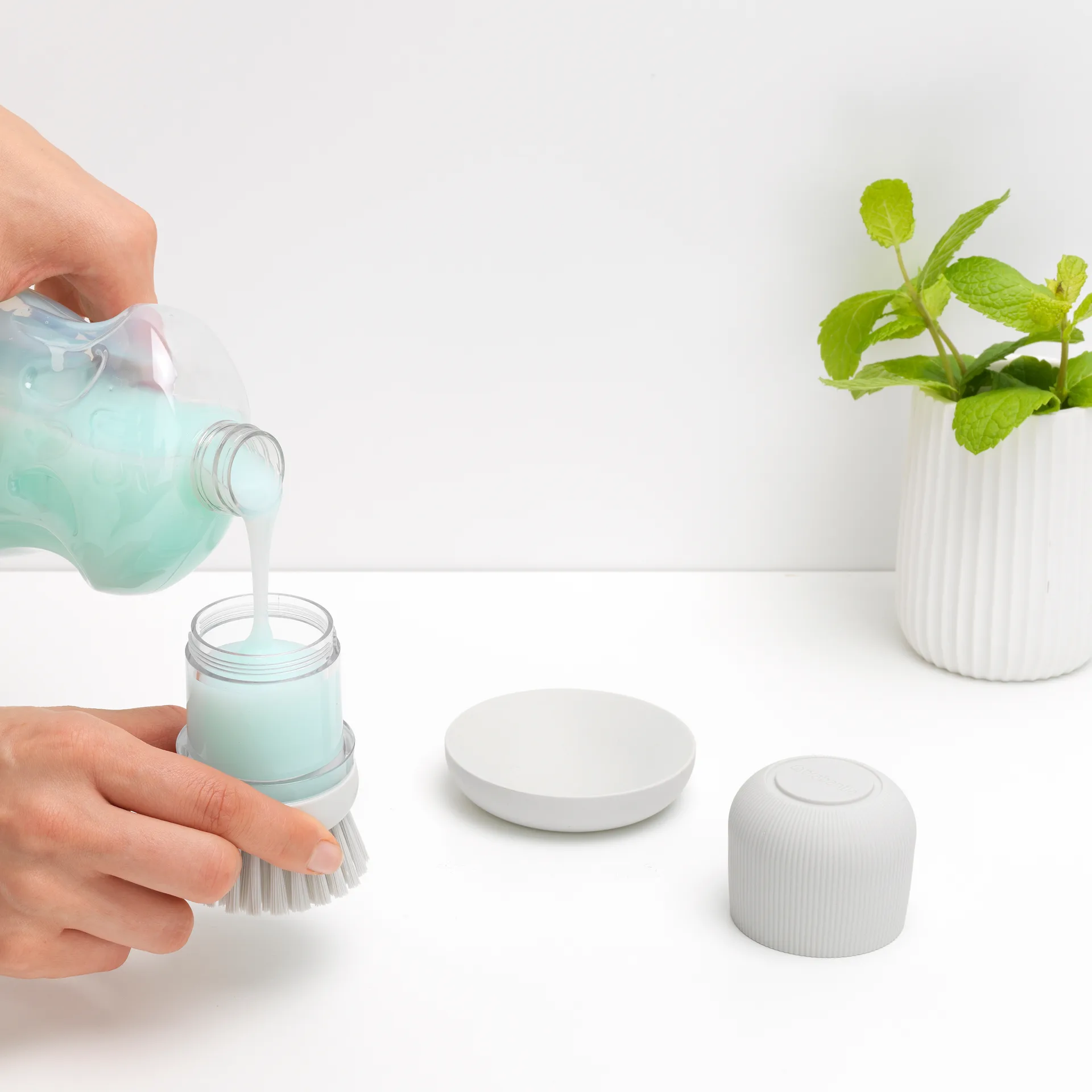 Brabantia oppvaskmiddelbeholder med oppvaskbørste, Lysegrå Brabantia