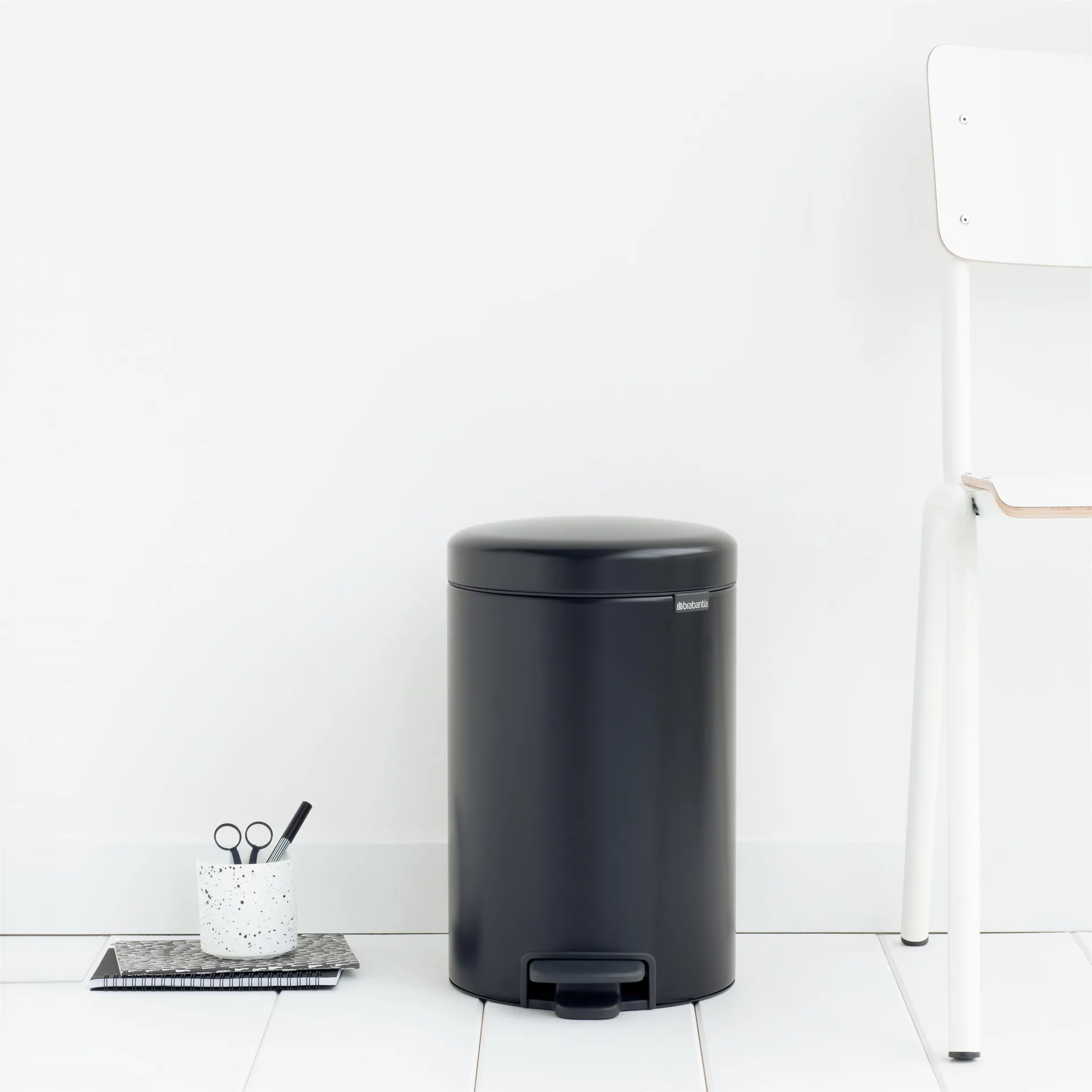 New Icon pedalbøtte 12 liter, matt black (svart) Brabantia