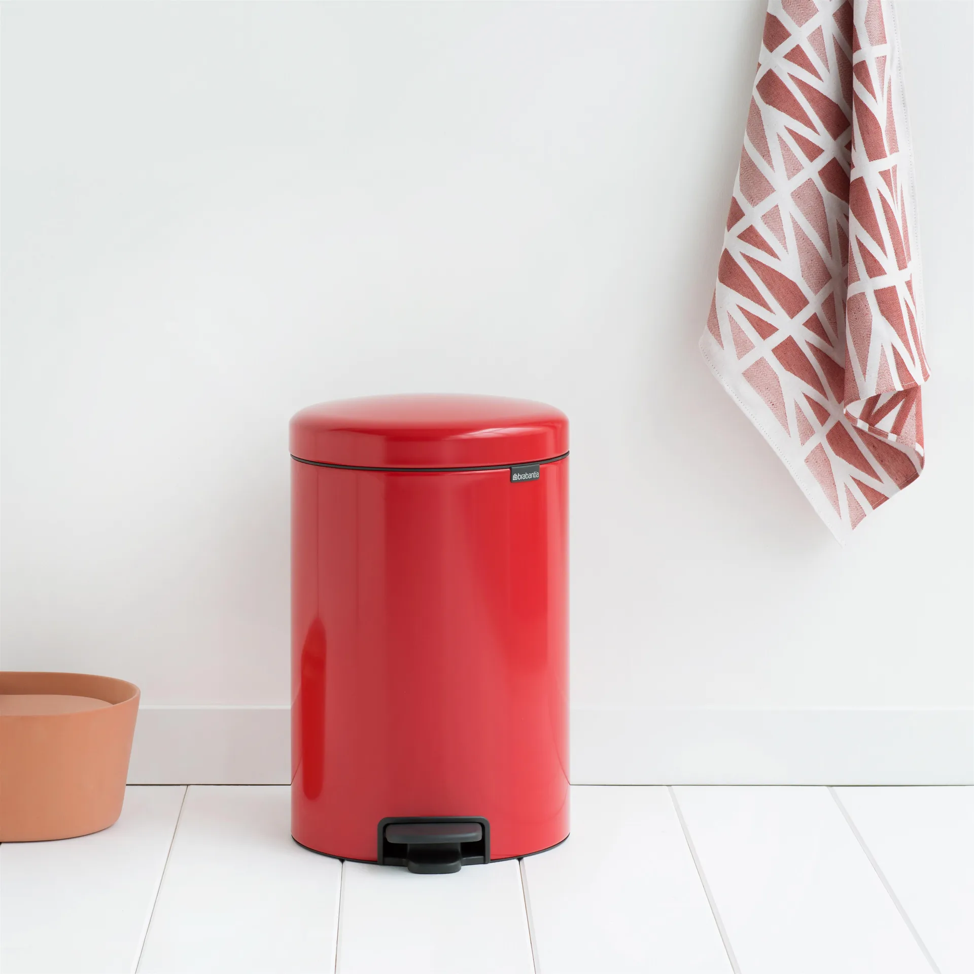 New Icon pedalbøtte 20 liter, passion red (rød) Brabantia