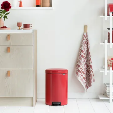 New Icon pedalbøtte 20 liter - passion red (rød) - Brabantia