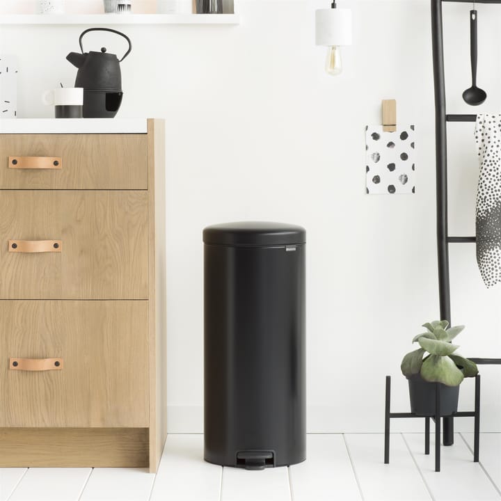 New Icon pedalbøtte 30 liter - matt black (svart) - Brabantia