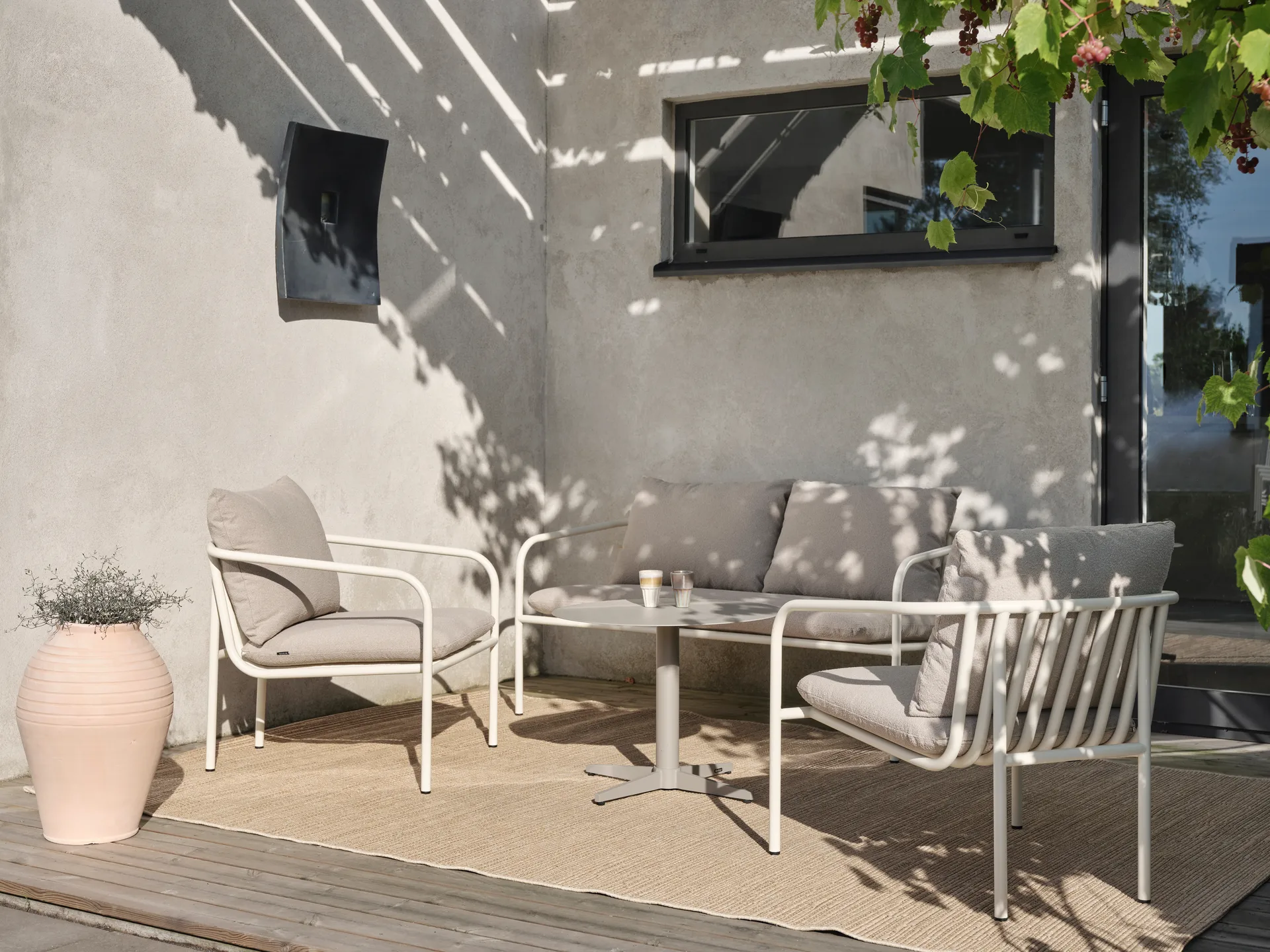 Bendt loungestol, Teddy beige-pearl white Brafab