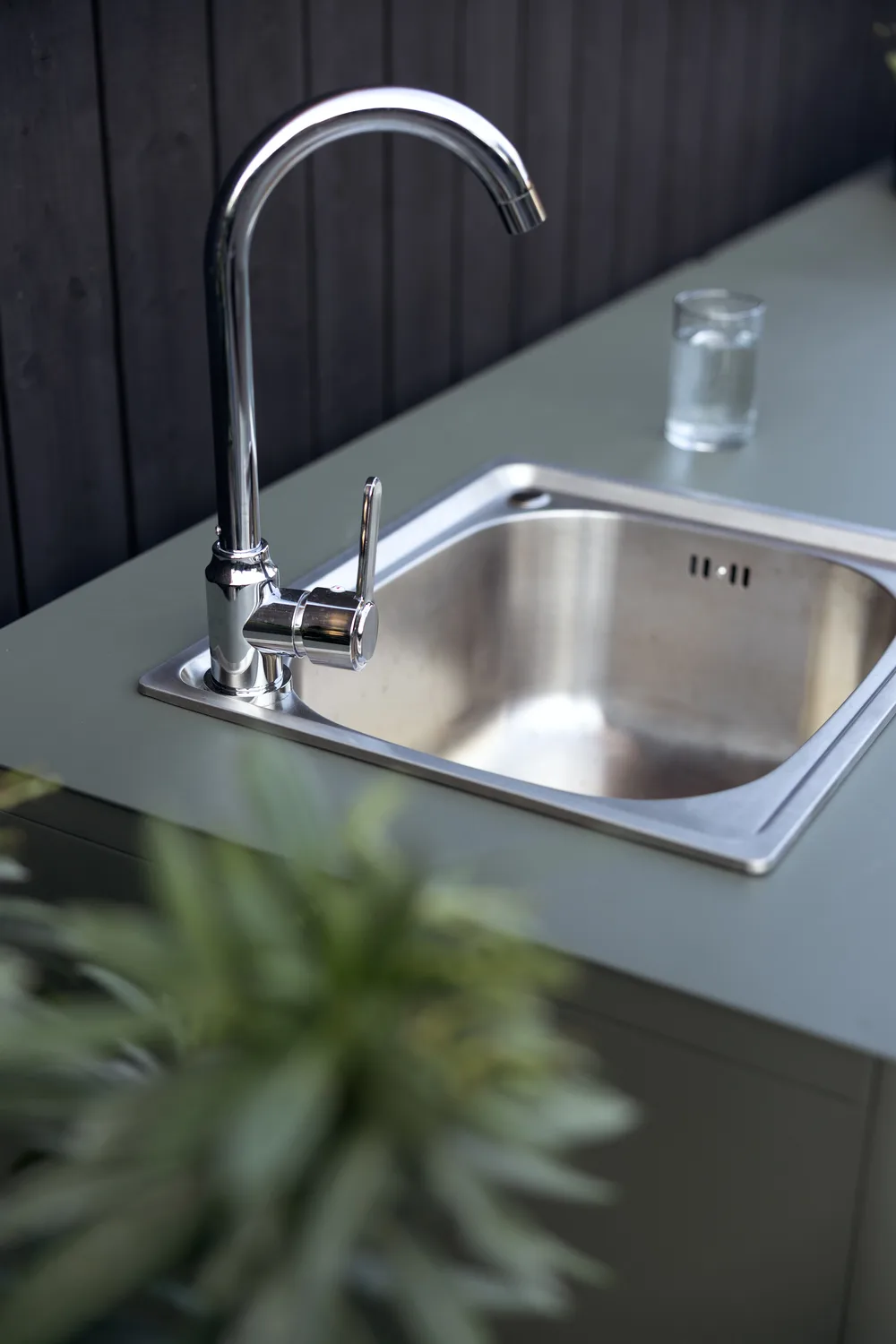 Kelia utekjøkken benk med hyller, Antrasitt, 121x91x64 cm Brafab