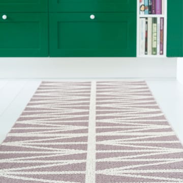 Helmi gulvteppe amethyst grey (lilla) - 70x250 cm - Brita Sweden
