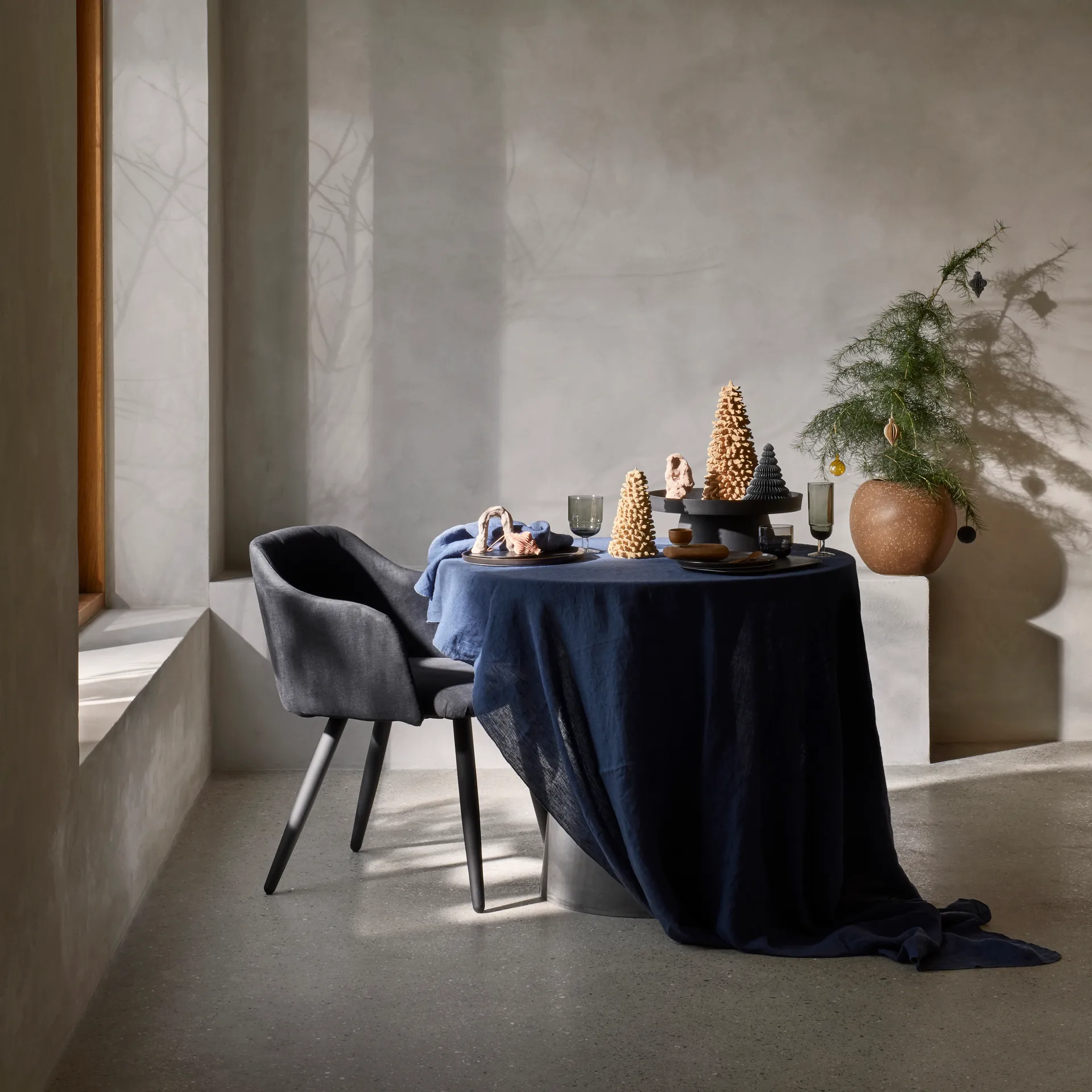 Gracie bordduk 160x300 cm, mørkeblå Broste Copenhagen