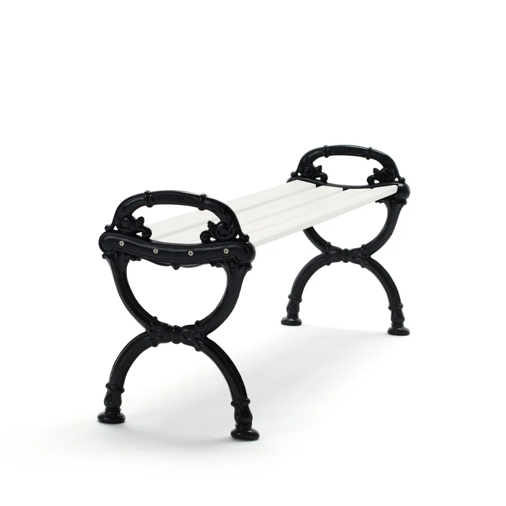 Byarum benk, Hvit lakk furu, svart stativ Byarums bruk