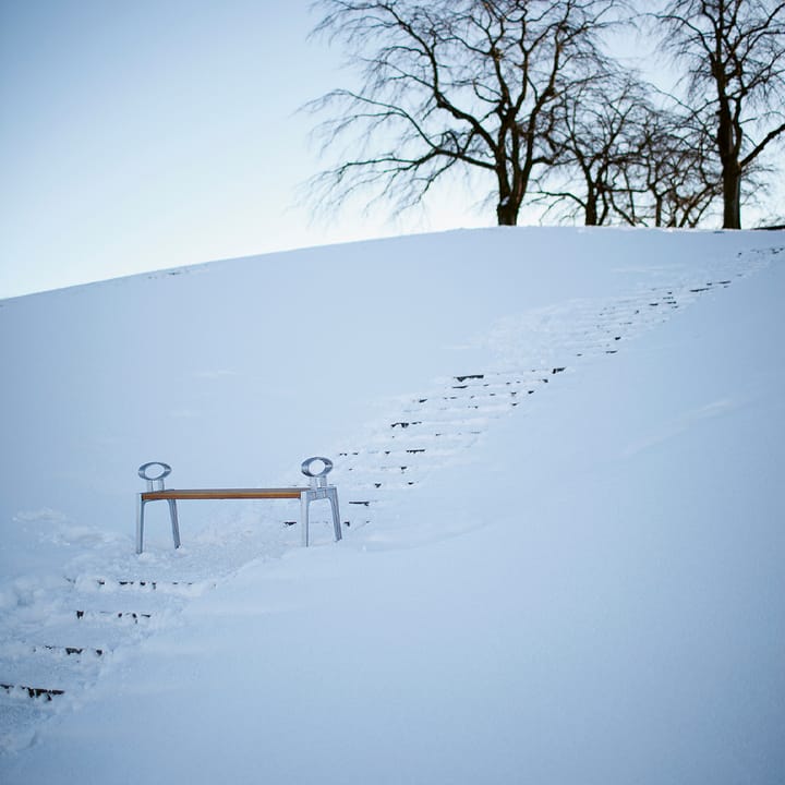 Skillinge benk, Eik oljet, rått aluminiumstativ Byarums bruk