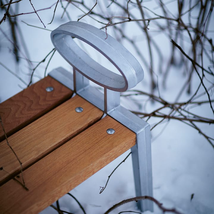 Skillinge benk, Eik oljet, rått aluminiumstativ Byarums bruk