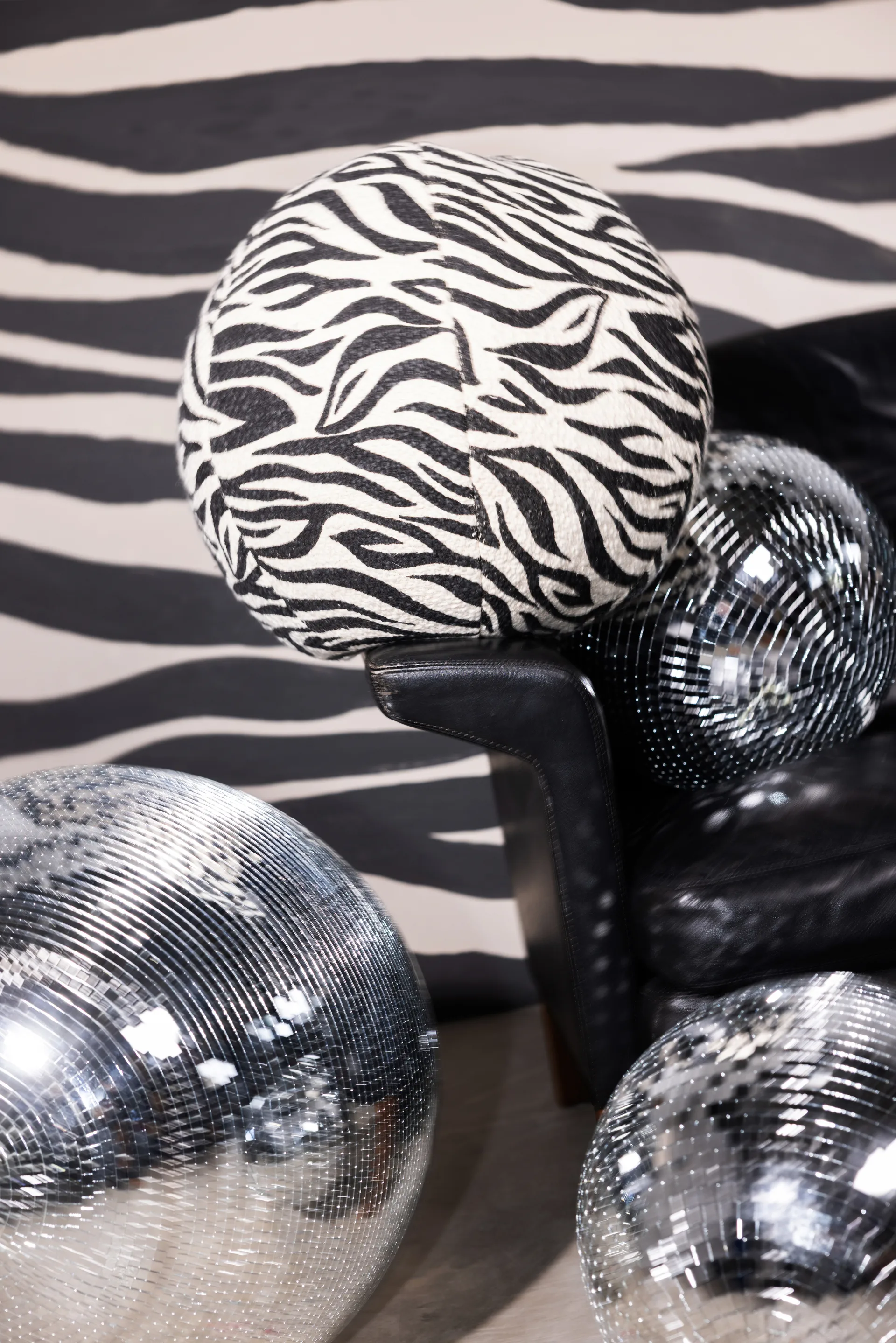 Anima pute Ø35 cm, Zebra-svart Byon