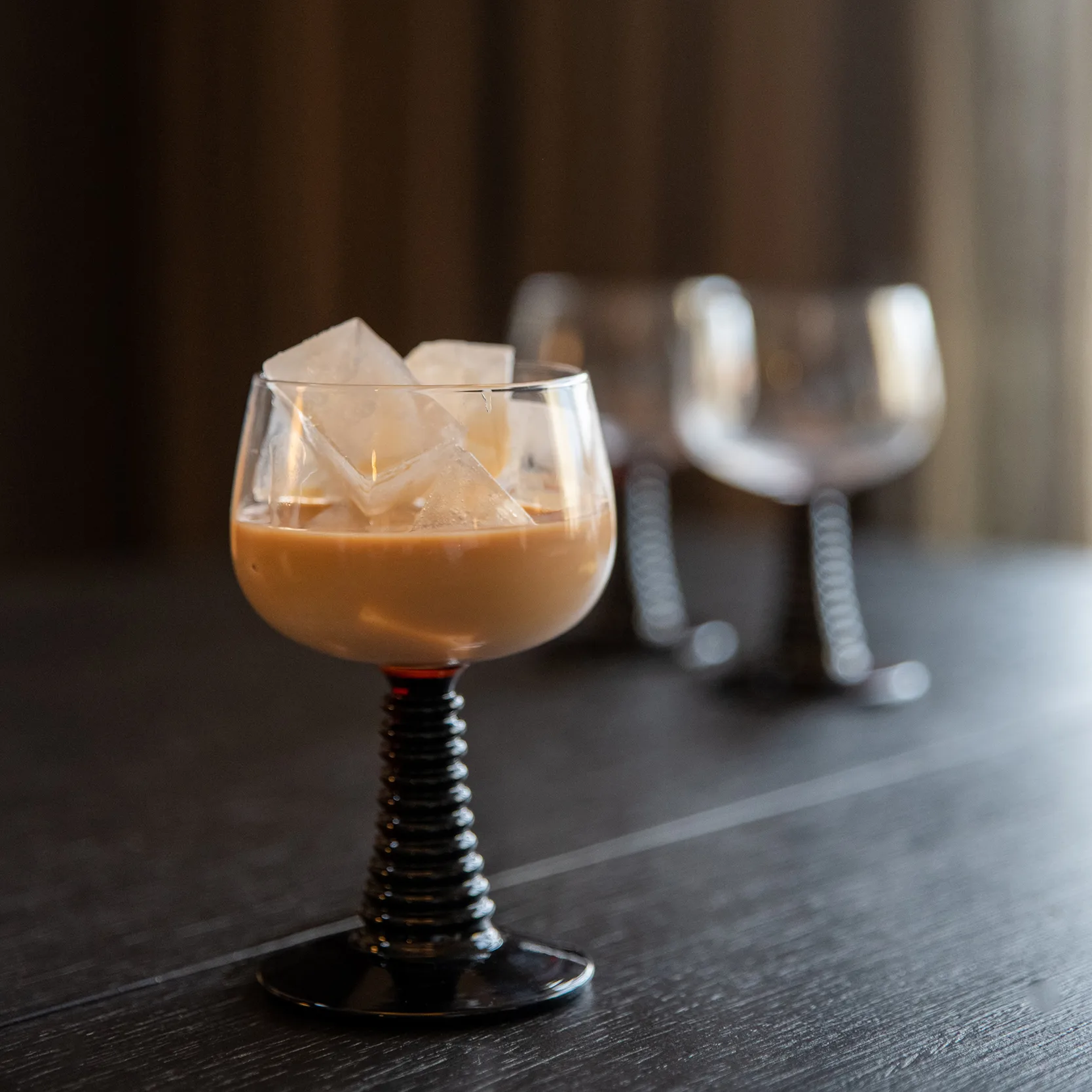 Ewa vinglass, Klar-brun Byon