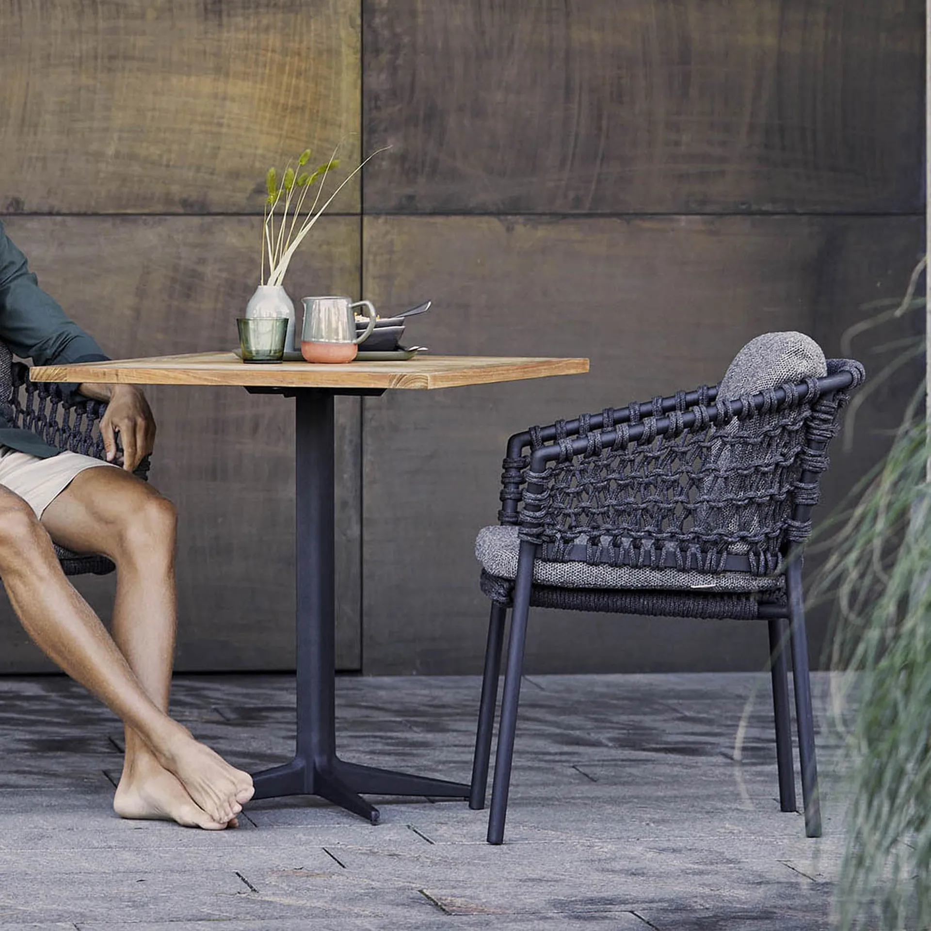 Drop kafébord teak 72x72 cm, Lava grey stativ Cane-line