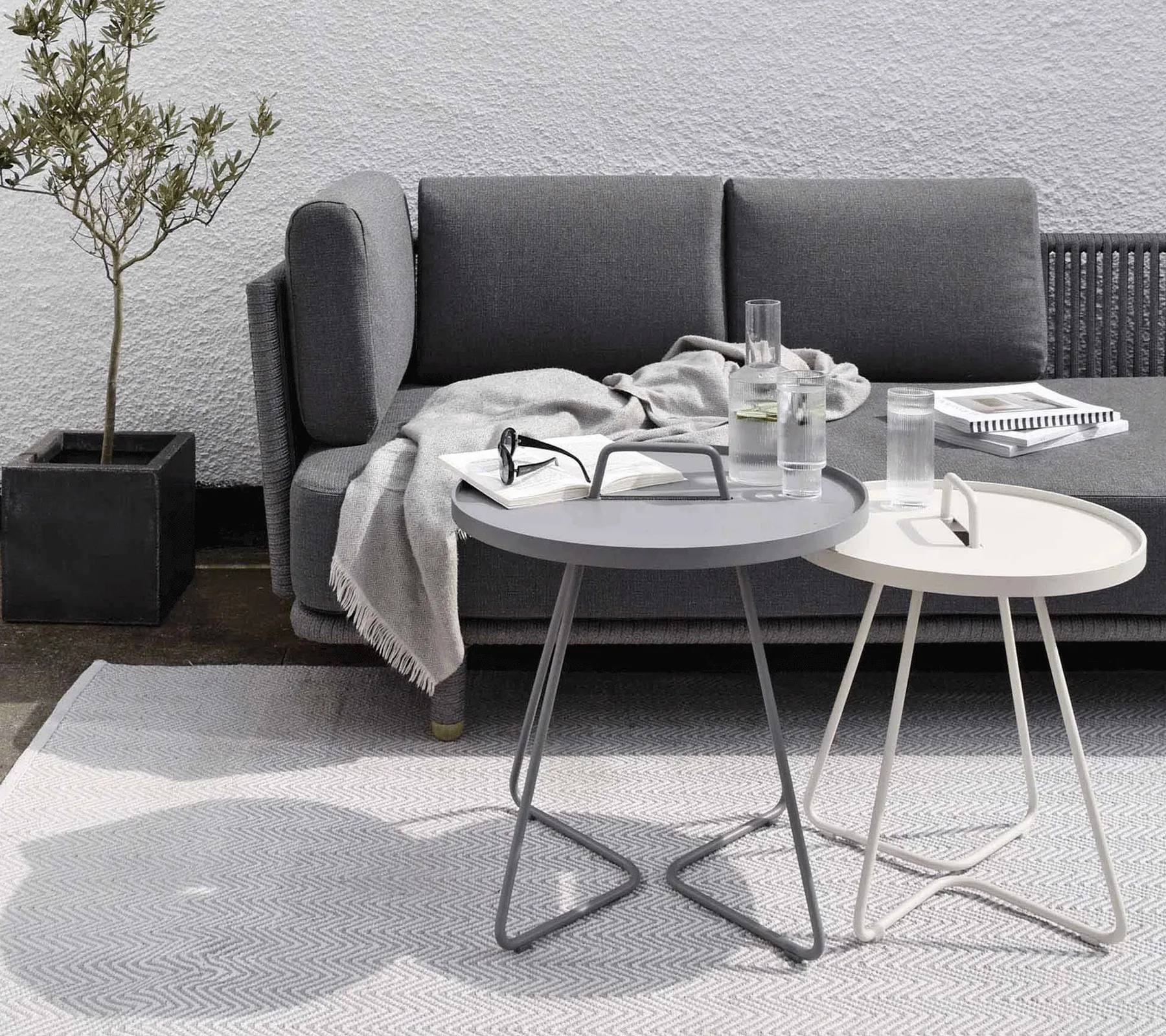 One The Move bord Ø44 cm, Dusty green Cane-line