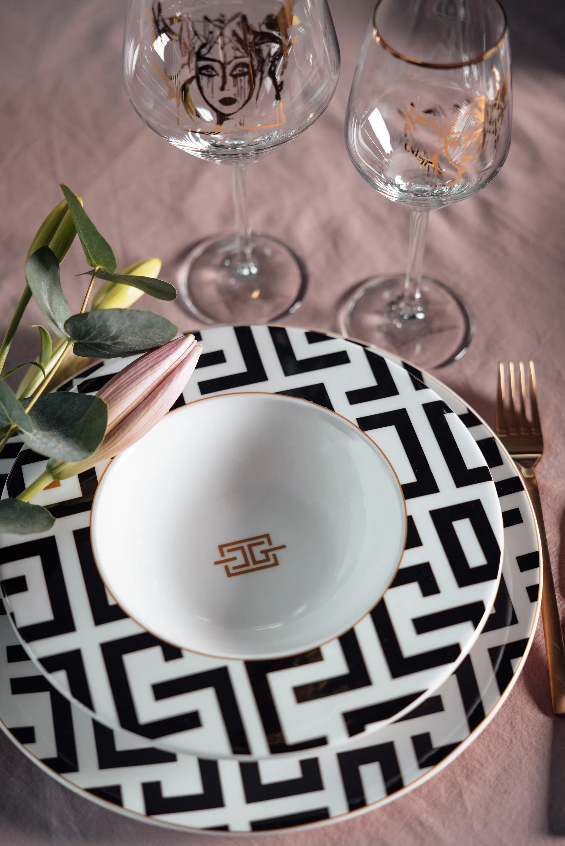 DECO tallerken Ø 29 cm, Hvit-svart Carolina Gynning