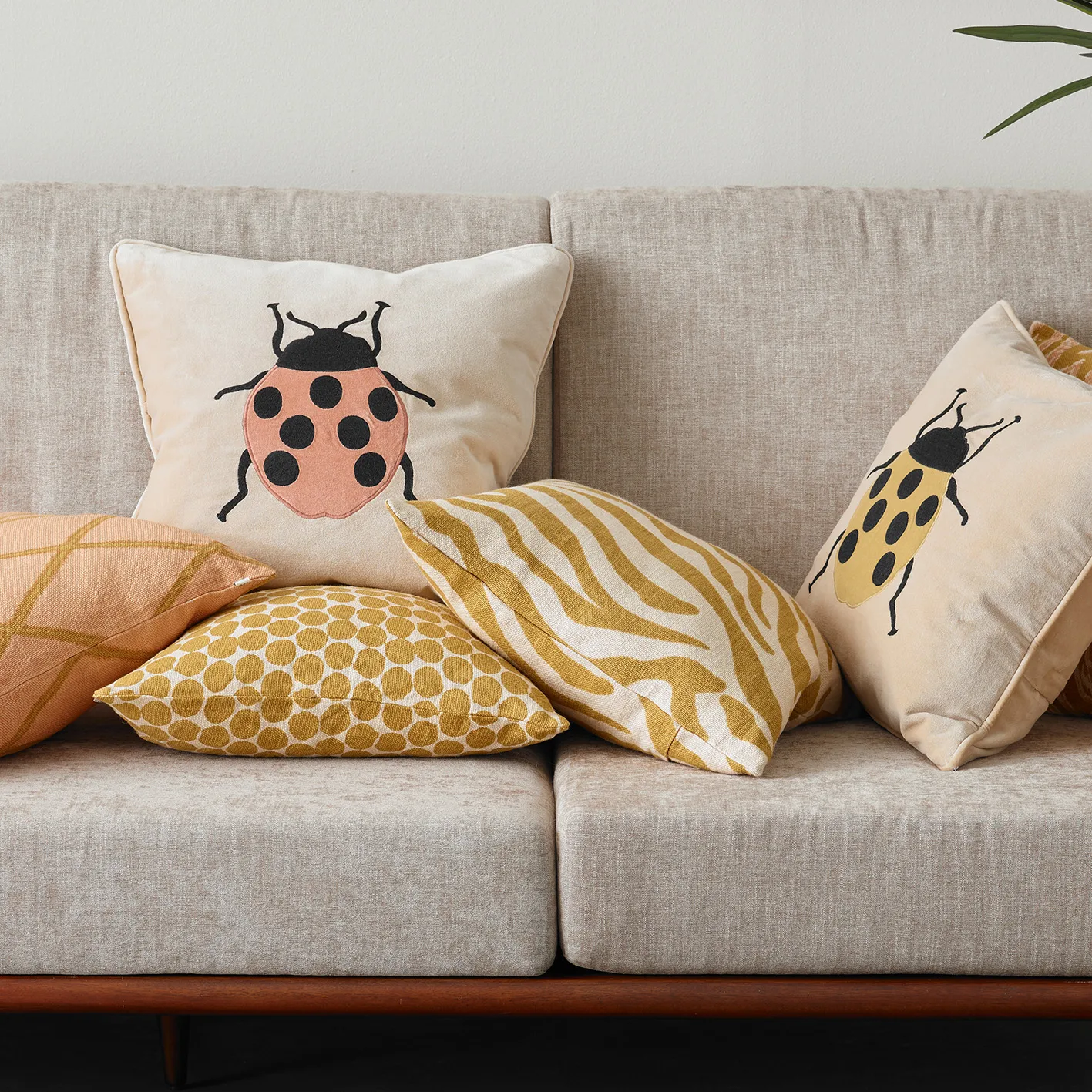 Dot Ari putetrekk 50x50 cm, Spicy yellow Chhatwal & Jonsson