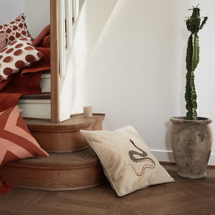 Embroidered Cobra putevar 50x50 cm, Beige Chhatwal & Jonsson