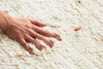 Ravi teppe 230 x 320 cm - Off white-orange - Chhatwal & Jonsson