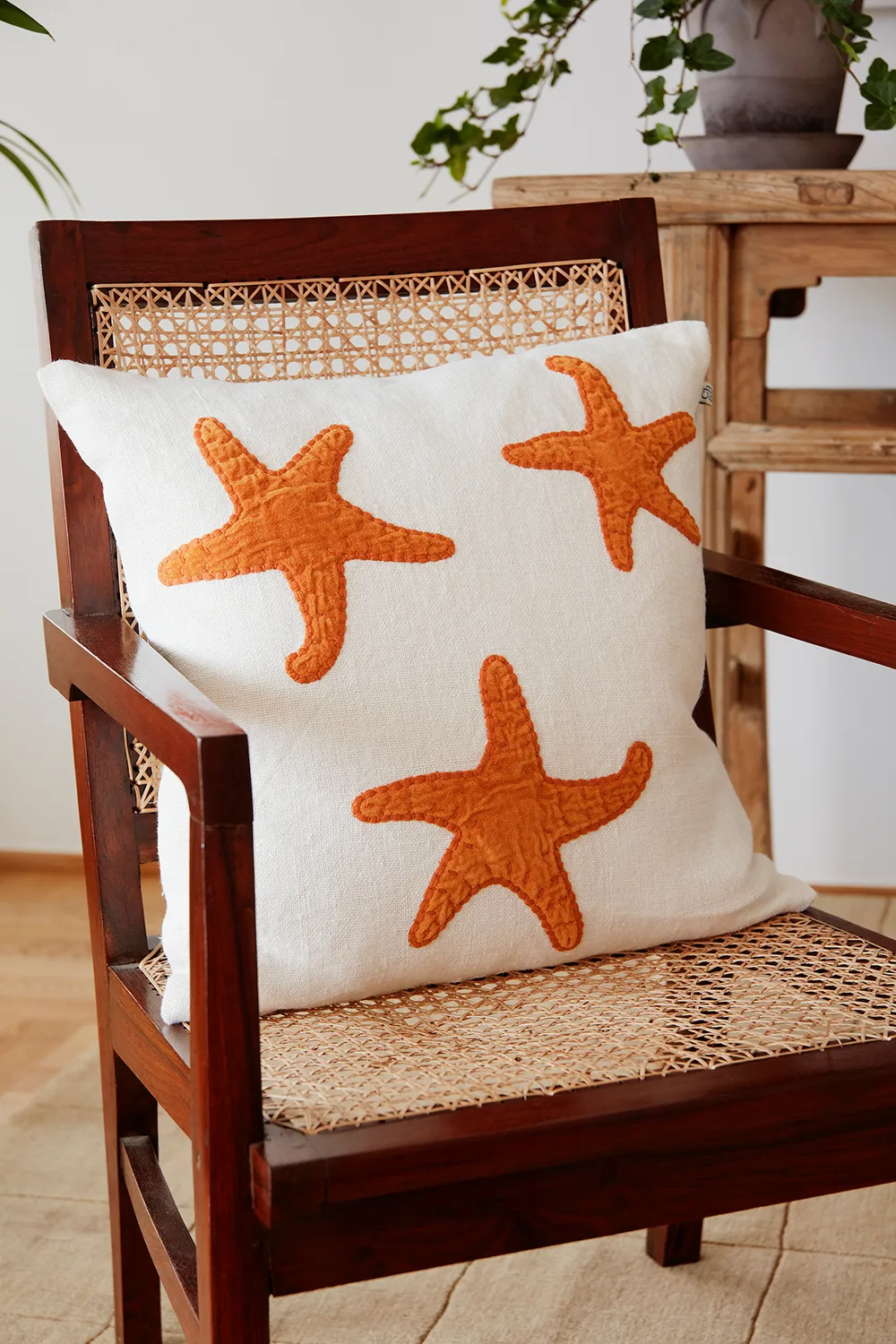 Star Fish putevar 50 x 50 cm, Off white-orange Chhatwal & Jonsson