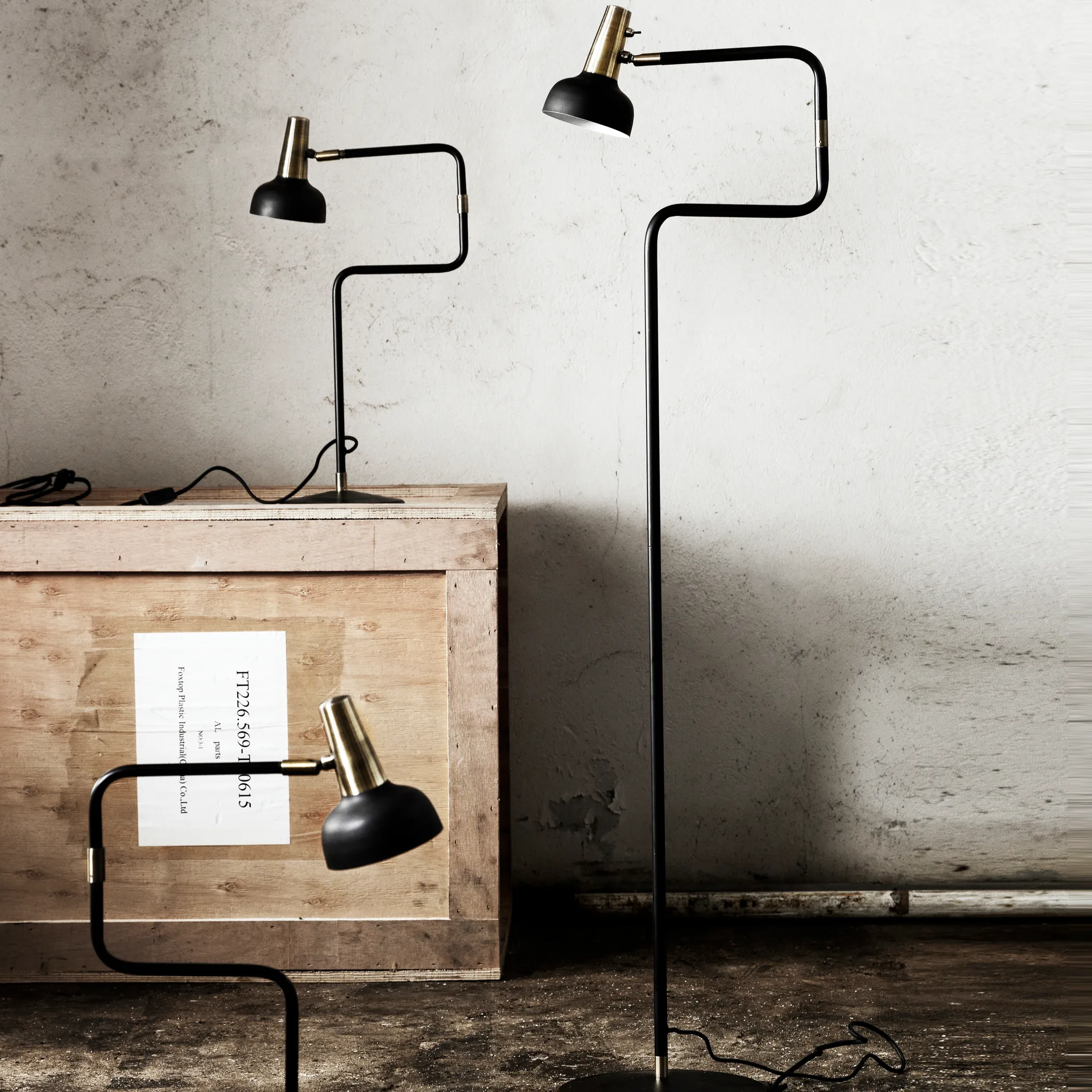 Ray gulvlampe, svart-messing CO Bankeryd
