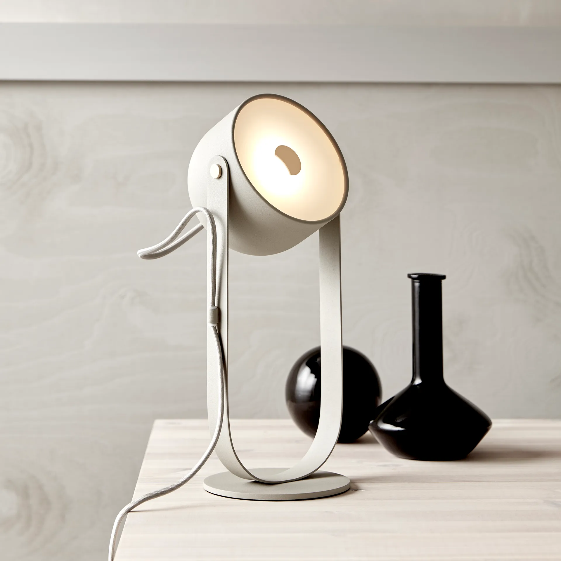 Svejk 13 bordlampe, Beige-messing CO Bankeryd