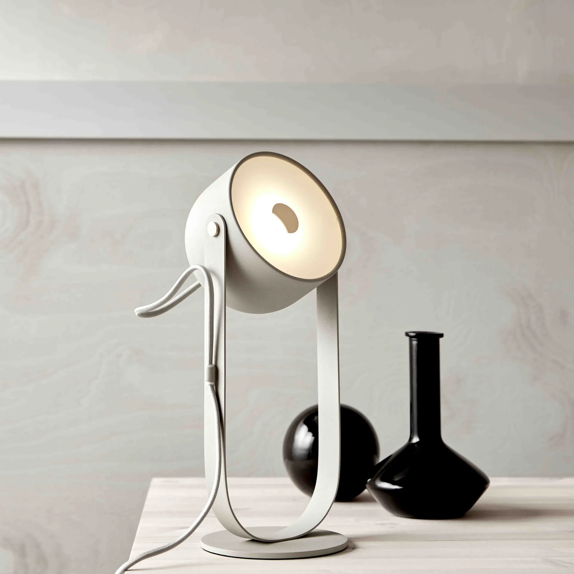 Svejk 13 bordlampe, Beige-messing CO Bankeryd