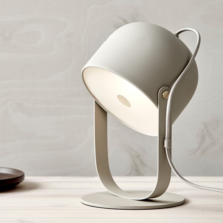 Svejk 18 bordlampe, Beige-messing CO Bankeryd