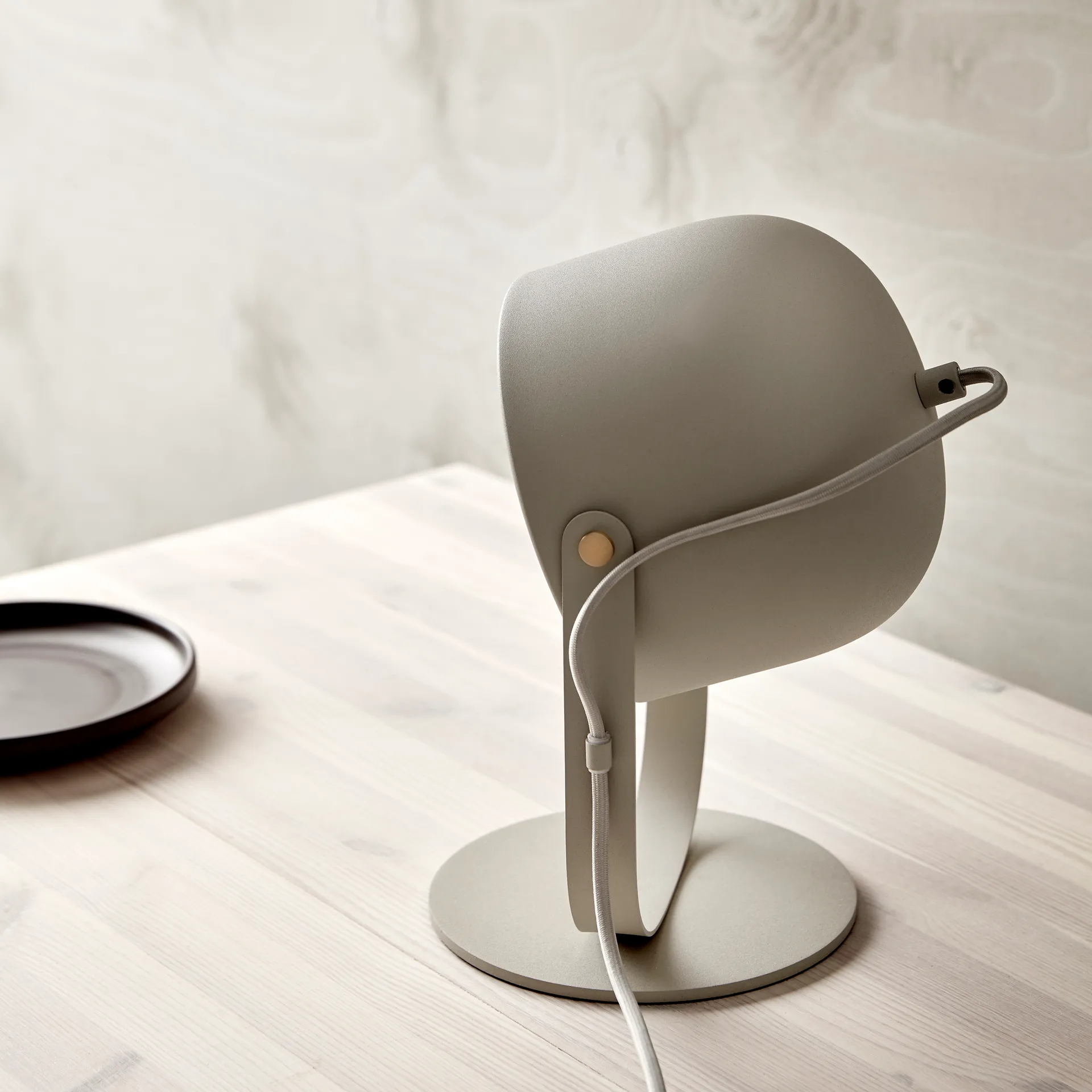 Svejk 18 bordlampe, Beige-messing CO Bankeryd