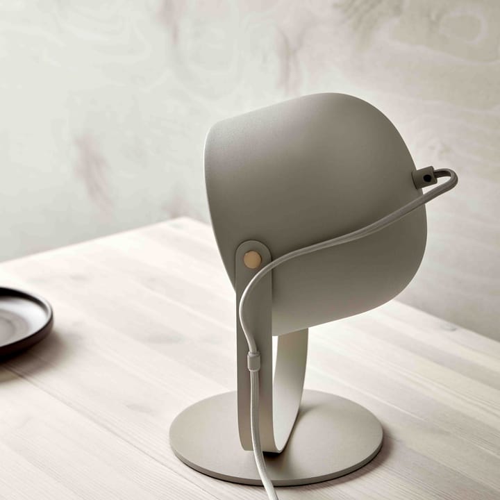 Svejk 18 bordlampe, Beige-messing CO Bankeryd