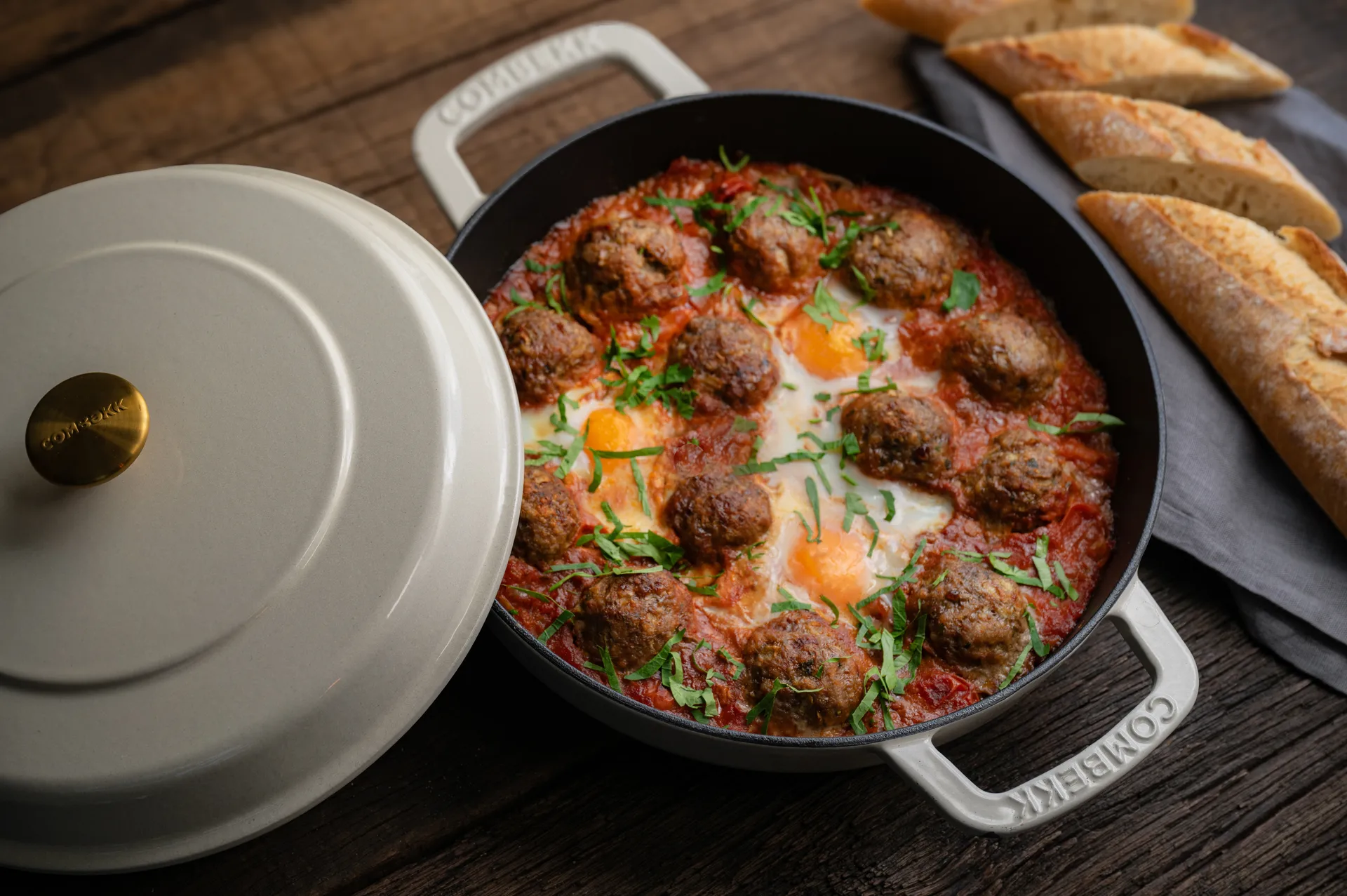 Combekk Enameled traktørpanne støpejern Ø28 cm, Sand-gold knob Combekk