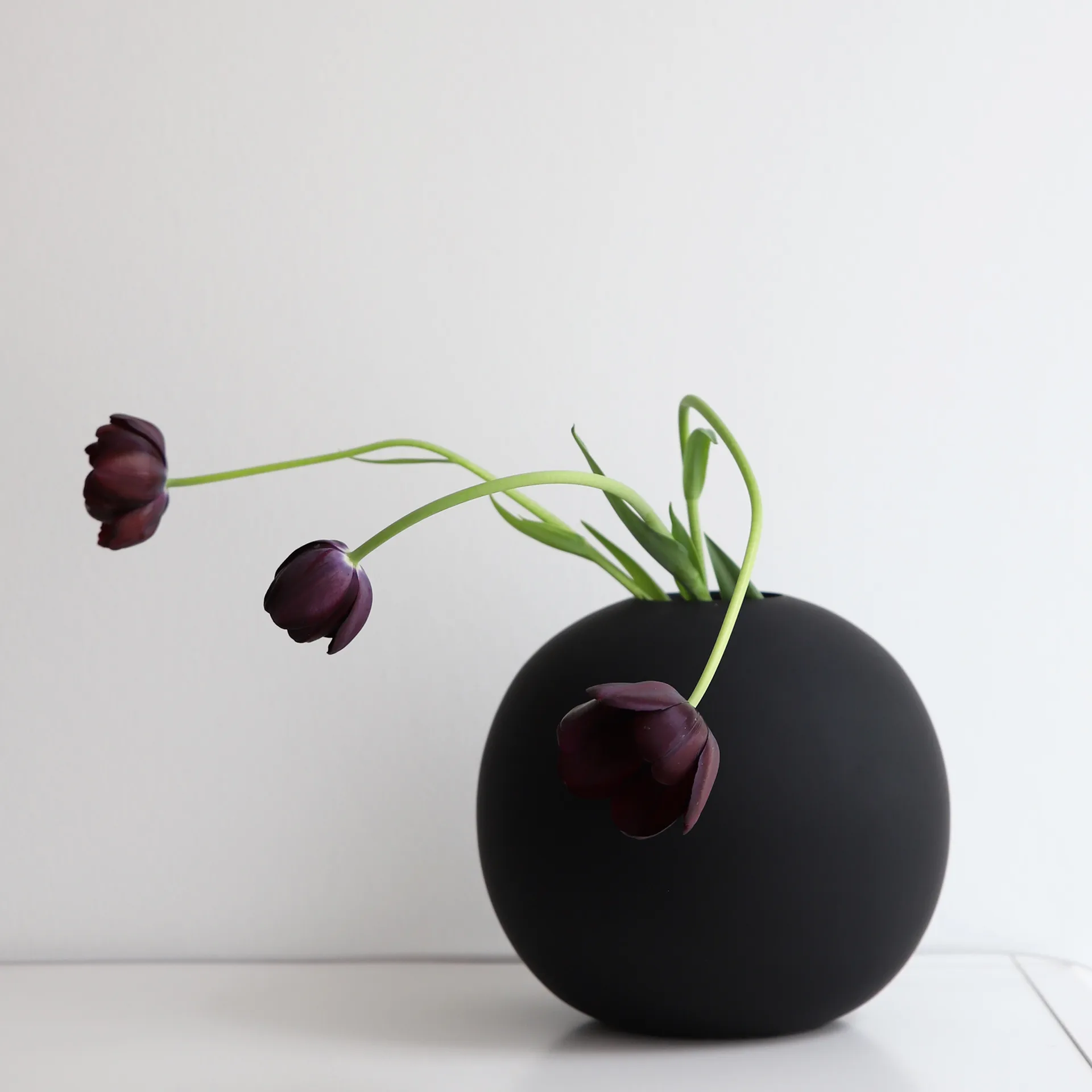 Ball vase black, 20 cm Cooee Design