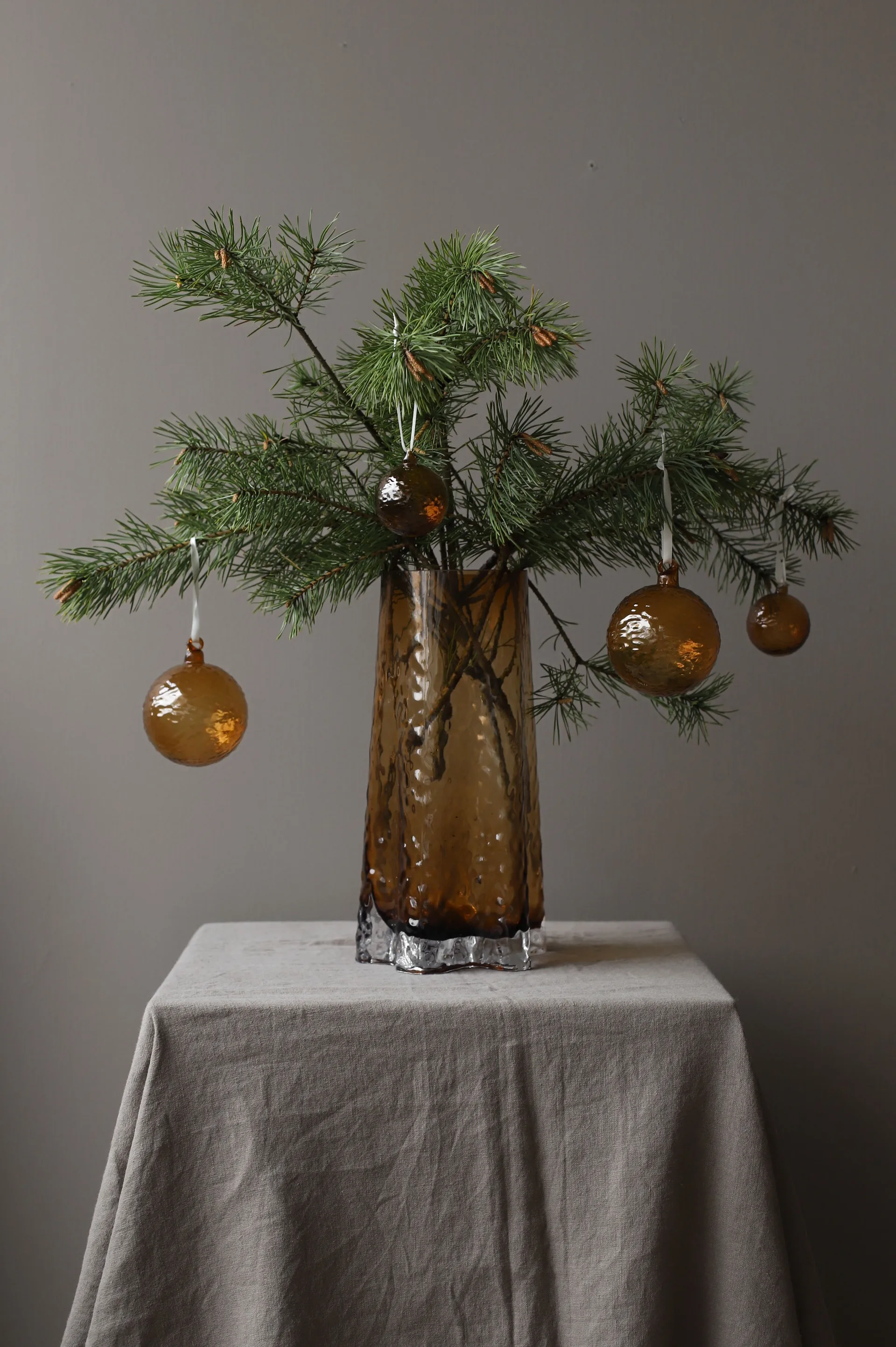 Gry Marble julekule Ø8 cm, Cognac Cooee Design